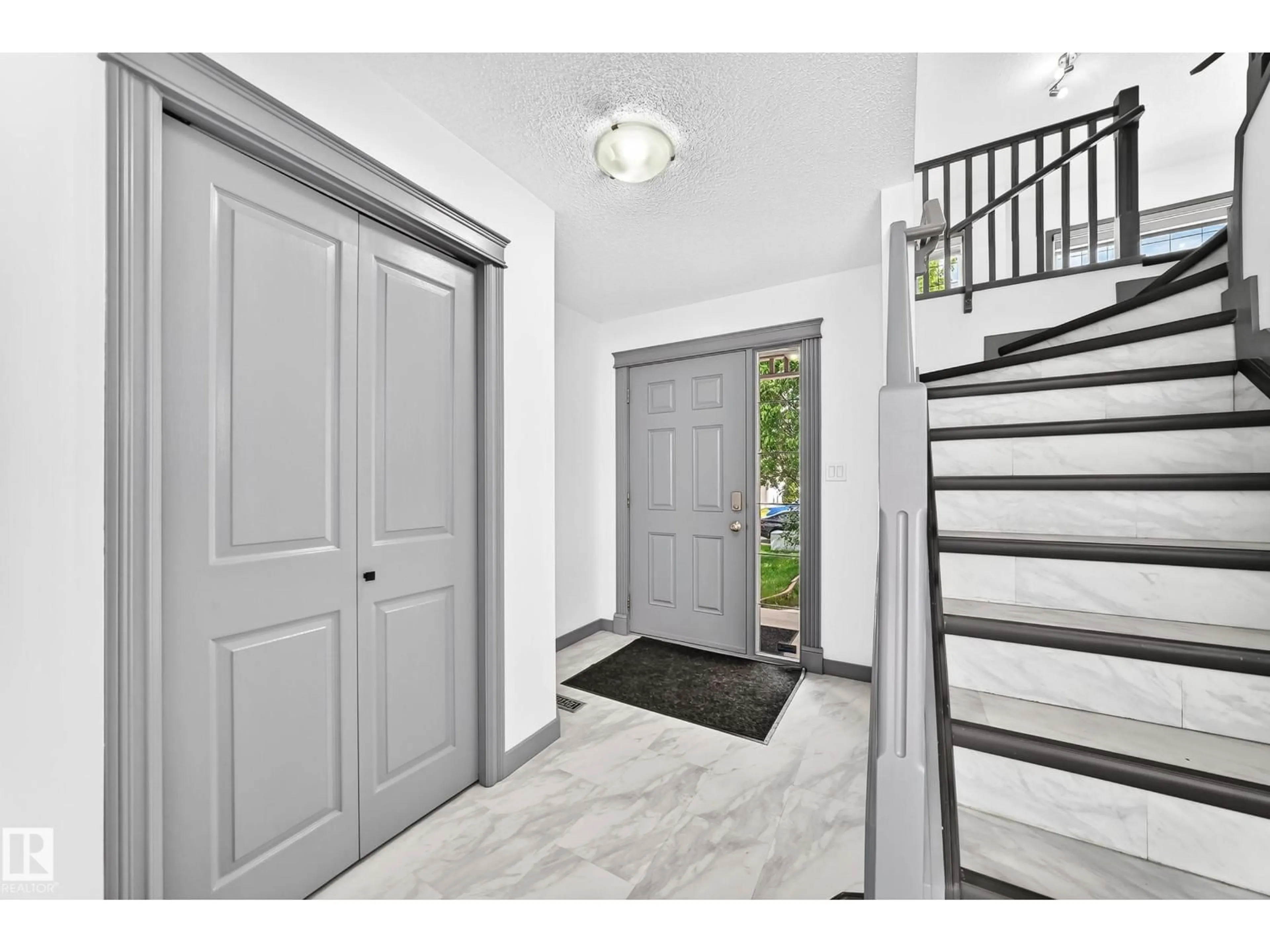Indoor entryway for 1549 37C AV, Edmonton Alberta T6T0E1