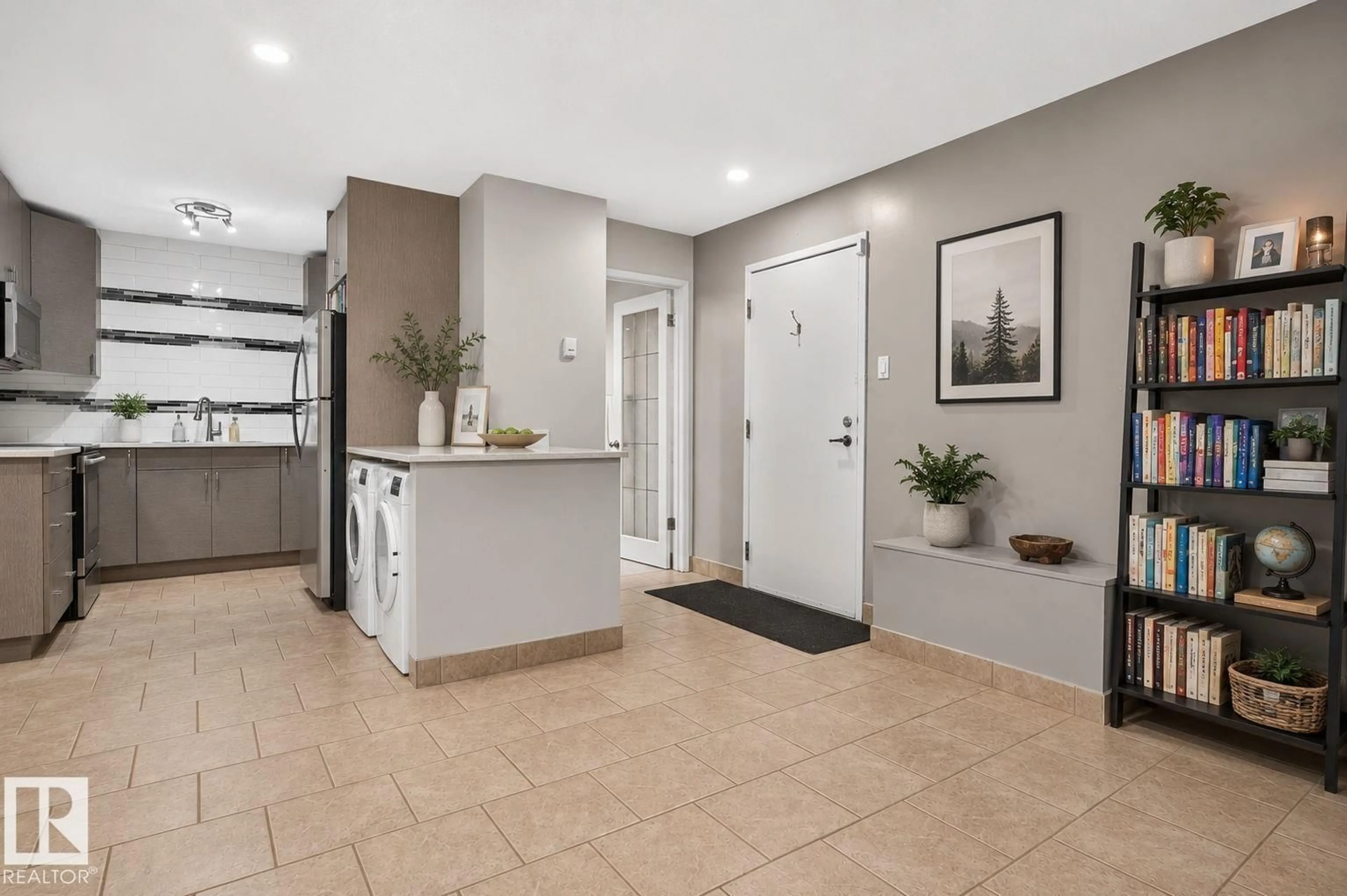 Indoor entryway for G14 - 10148 118 ST, Edmonton Alberta T5K1Y4