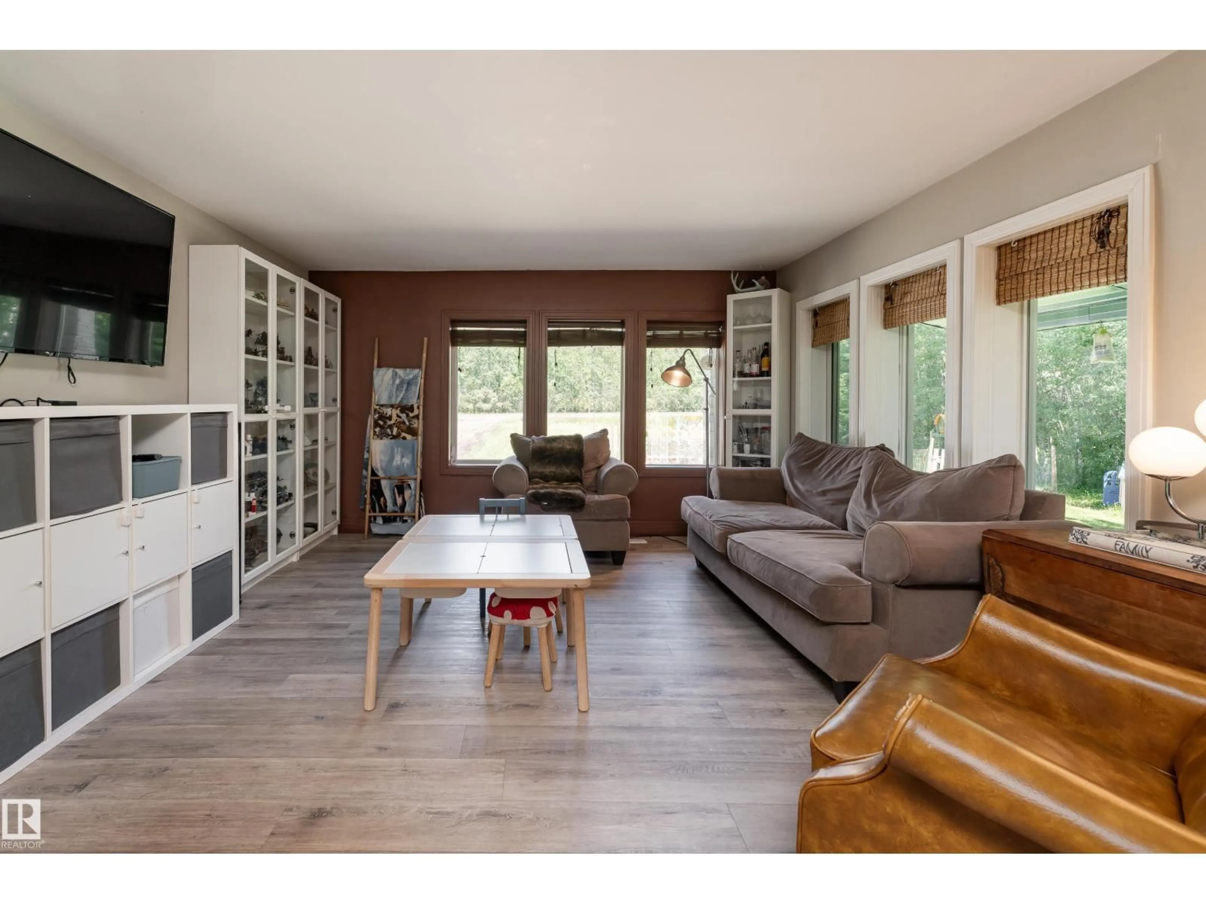 Living room with furniture, wood/laminate floor for 54126 - 125 RGE ROAD 30, Rural Lac Ste. Anne County Alberta T0E1V0