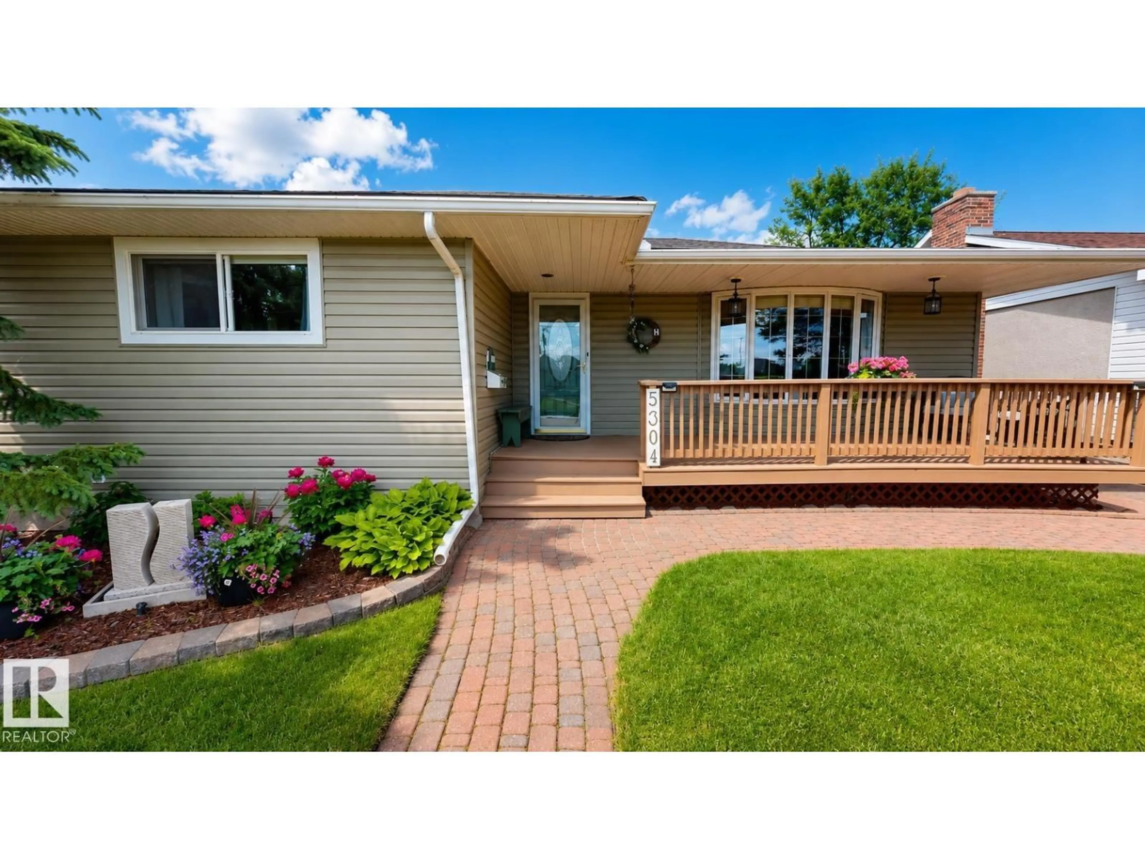 Home with vinyl exterior material, street for 5304 95 AV NW, Edmonton Alberta T6B1A3