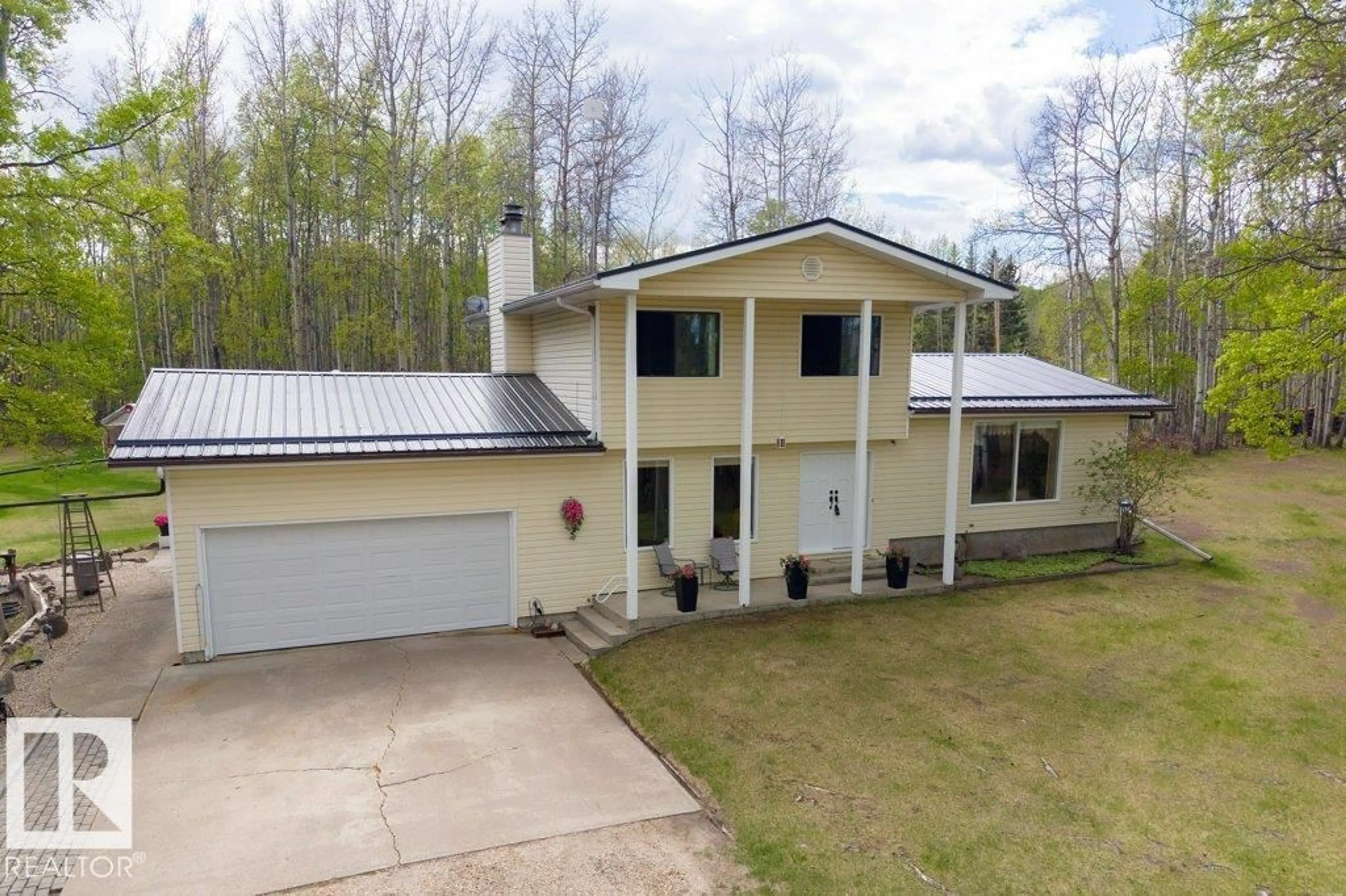 A pic from outside/outdoor area/front of a property/back of a property/a pic from drone, unknown for 27507 - 138 TWP ROAD 544, Rural Sturgeon County Alberta T8R2B5