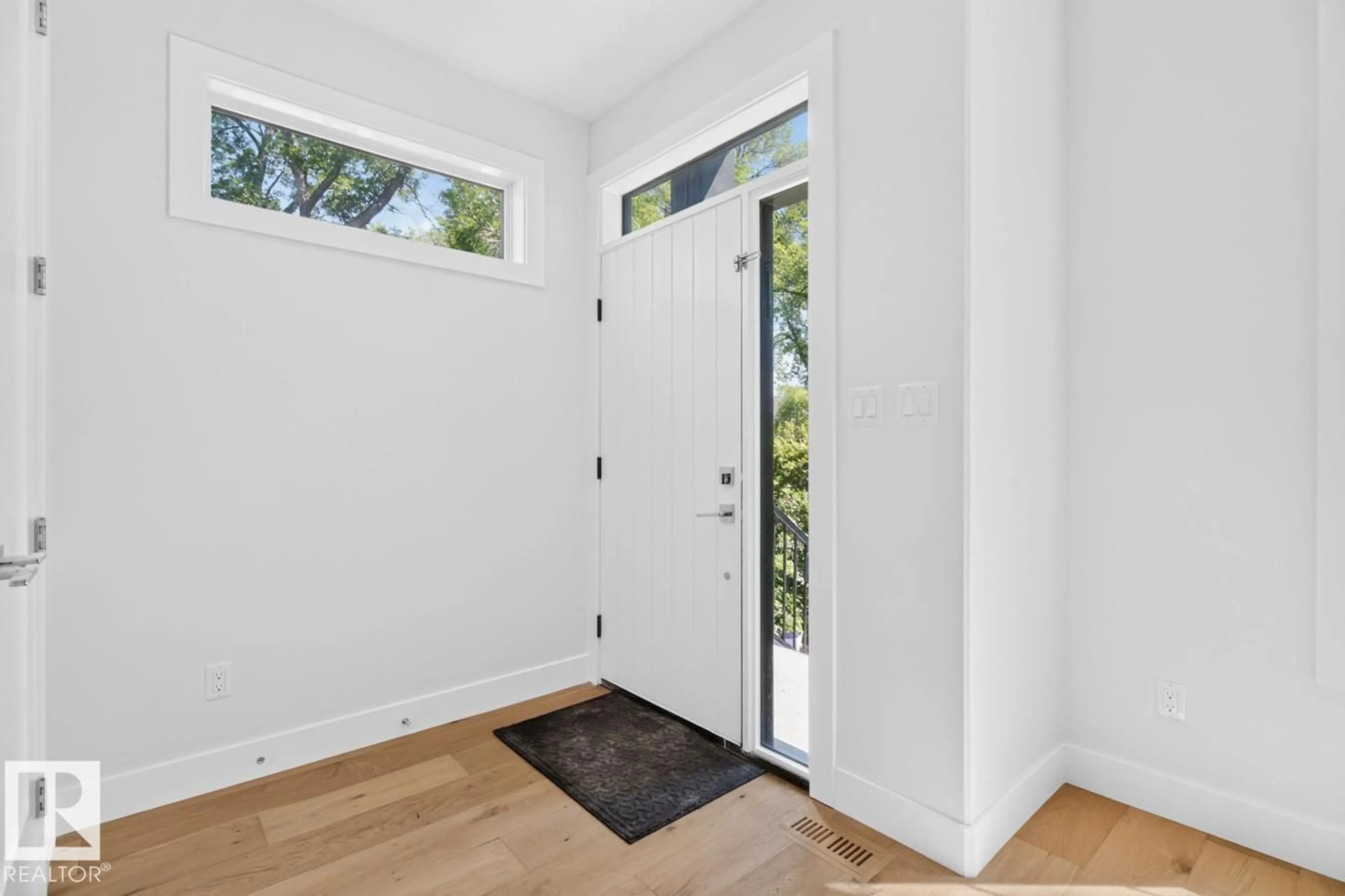 Indoor entryway for 9028 90 ST, Edmonton Alberta T6C3L9