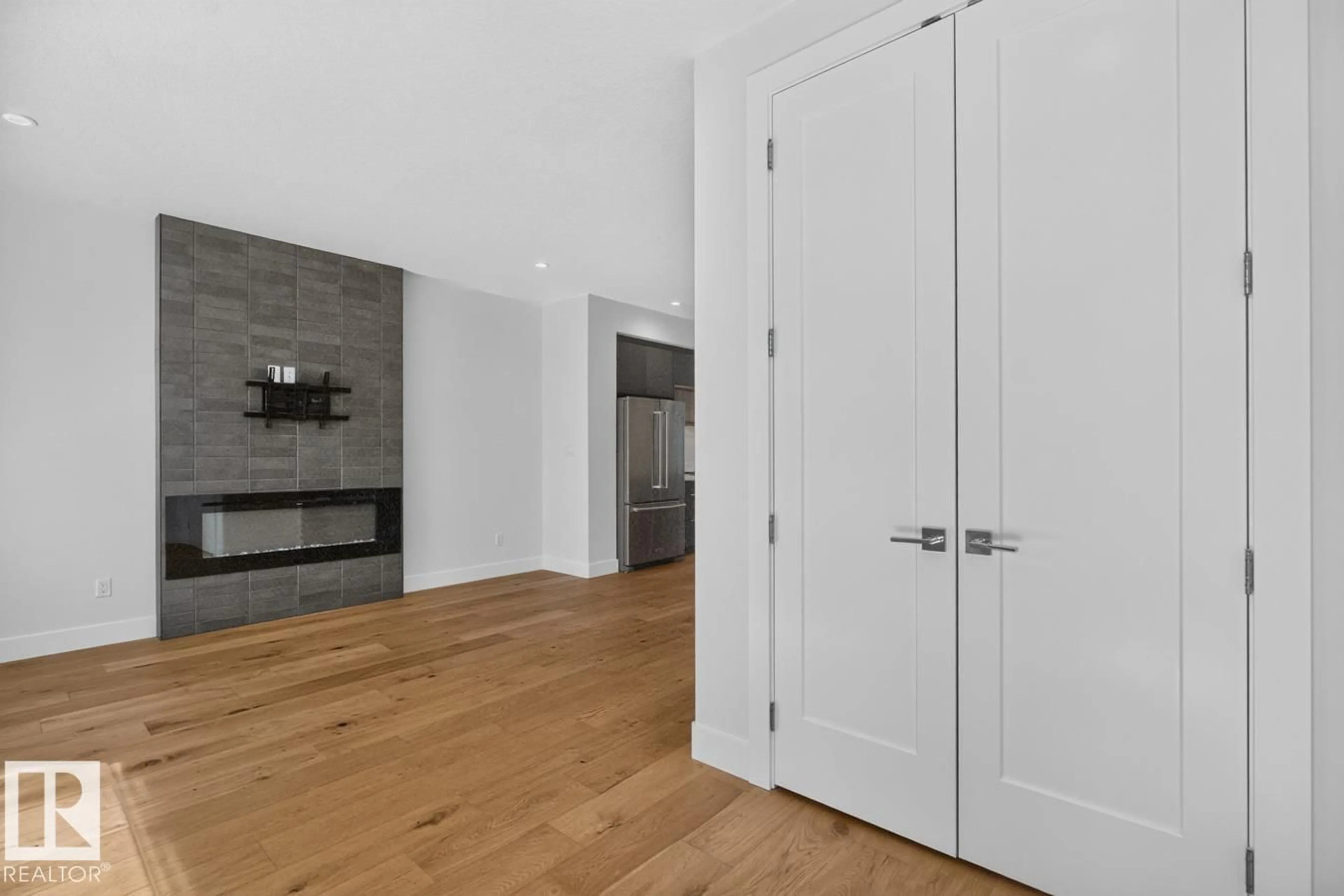 Indoor entryway for 9028 90 ST, Edmonton Alberta T6C3L9
