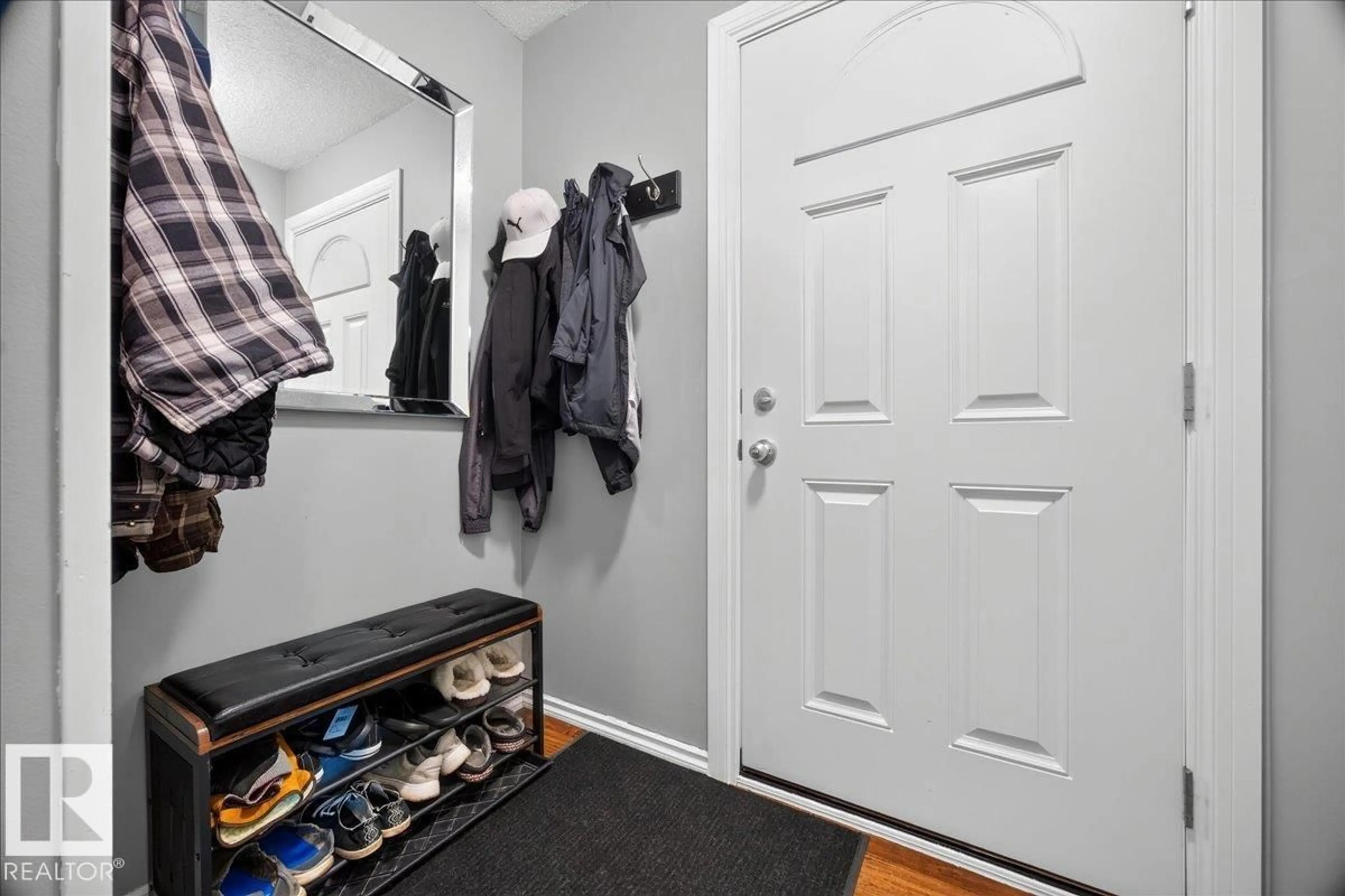 Indoor entryway for 44 BIRCH DR, Gibbons Alberta T0A1N0