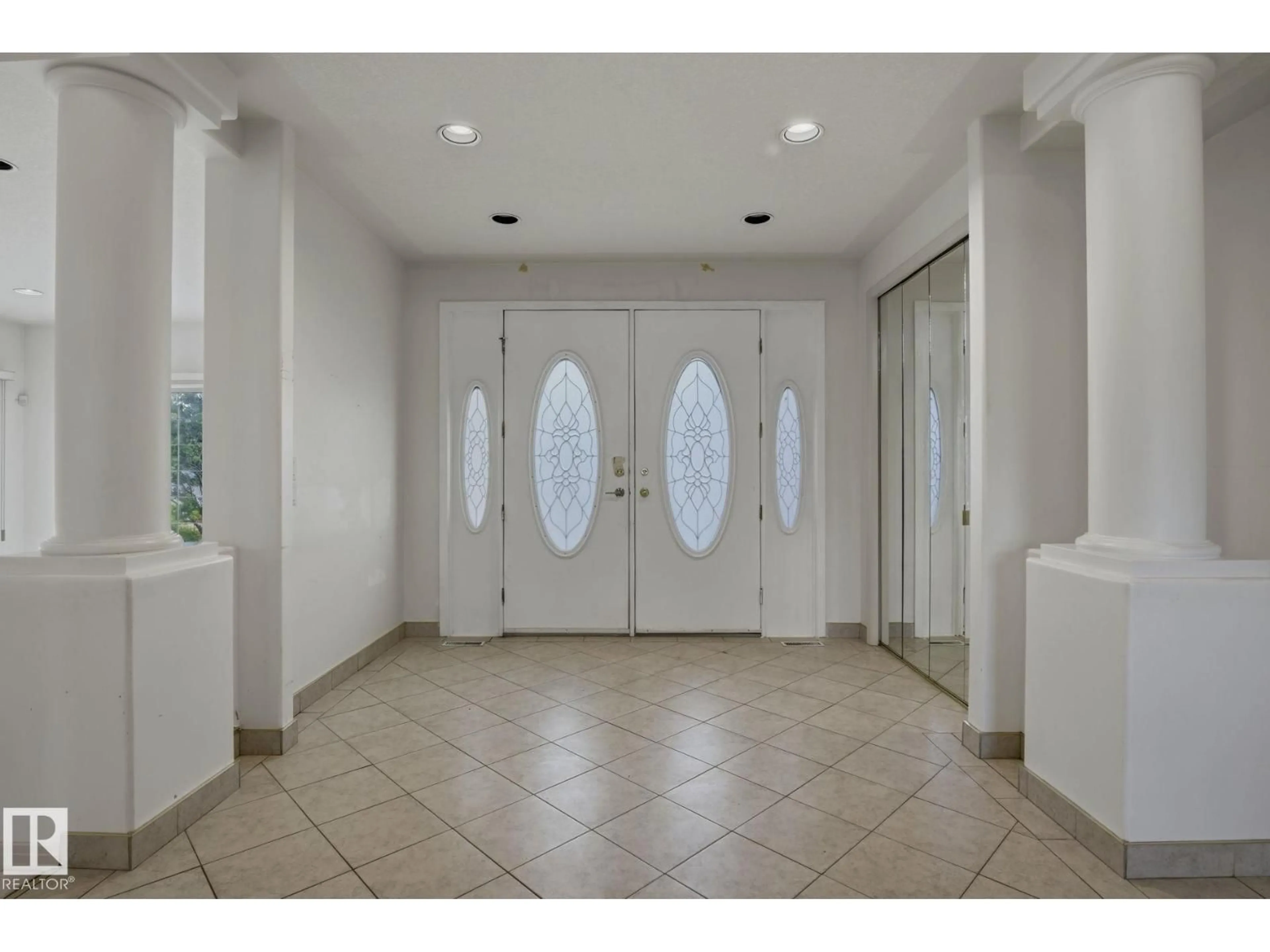 Indoor foyer for 154 OSLAND DR, Edmonton Alberta T6R2A1