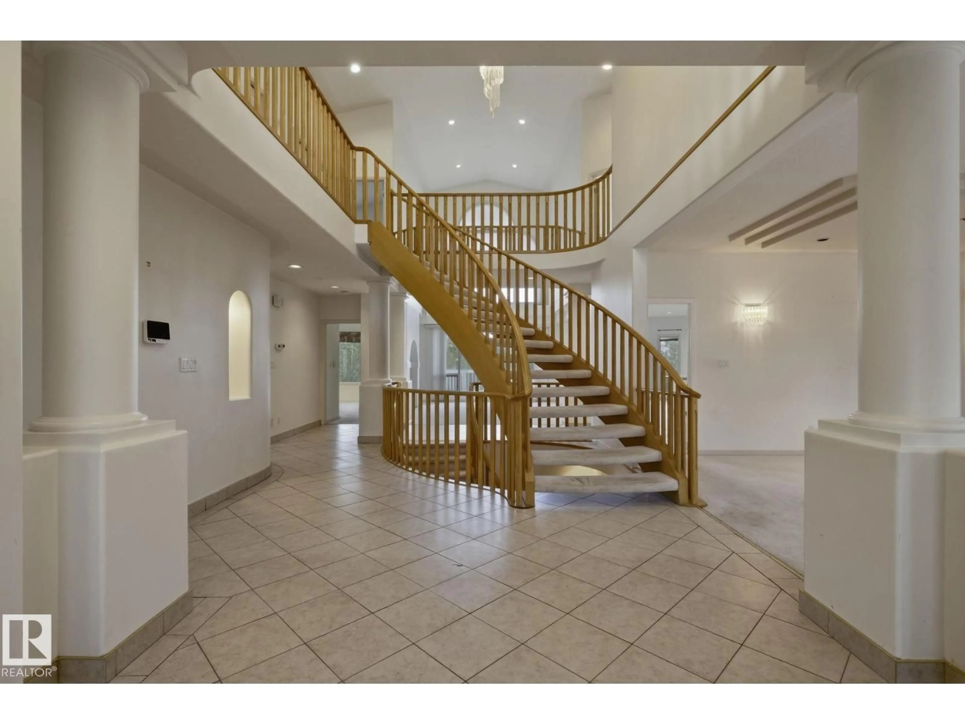 Indoor foyer for 154 OSLAND DR, Edmonton Alberta T6R2A1