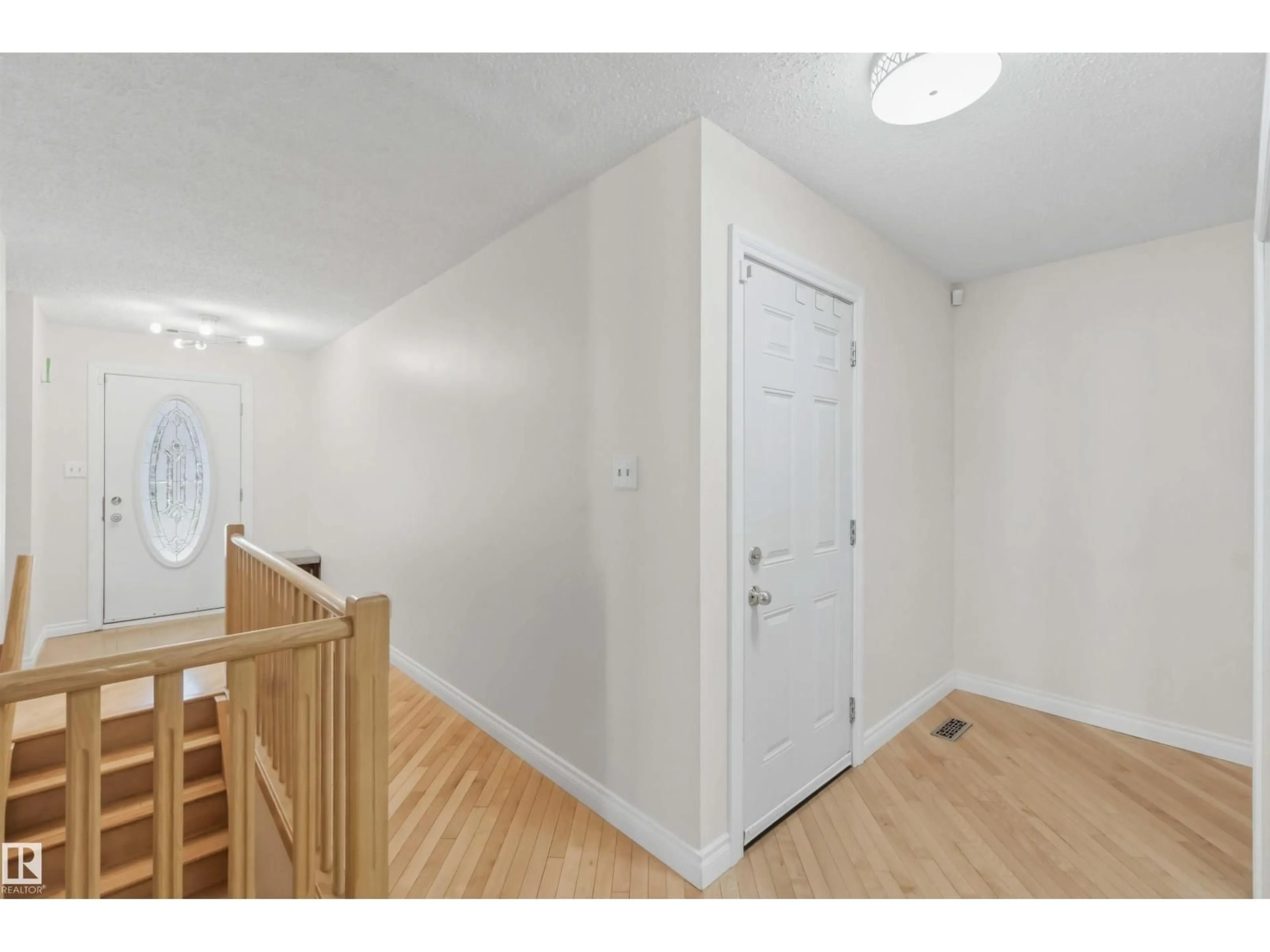 Indoor entryway for 31 GARIEPY CR, Edmonton Alberta T6M1B5