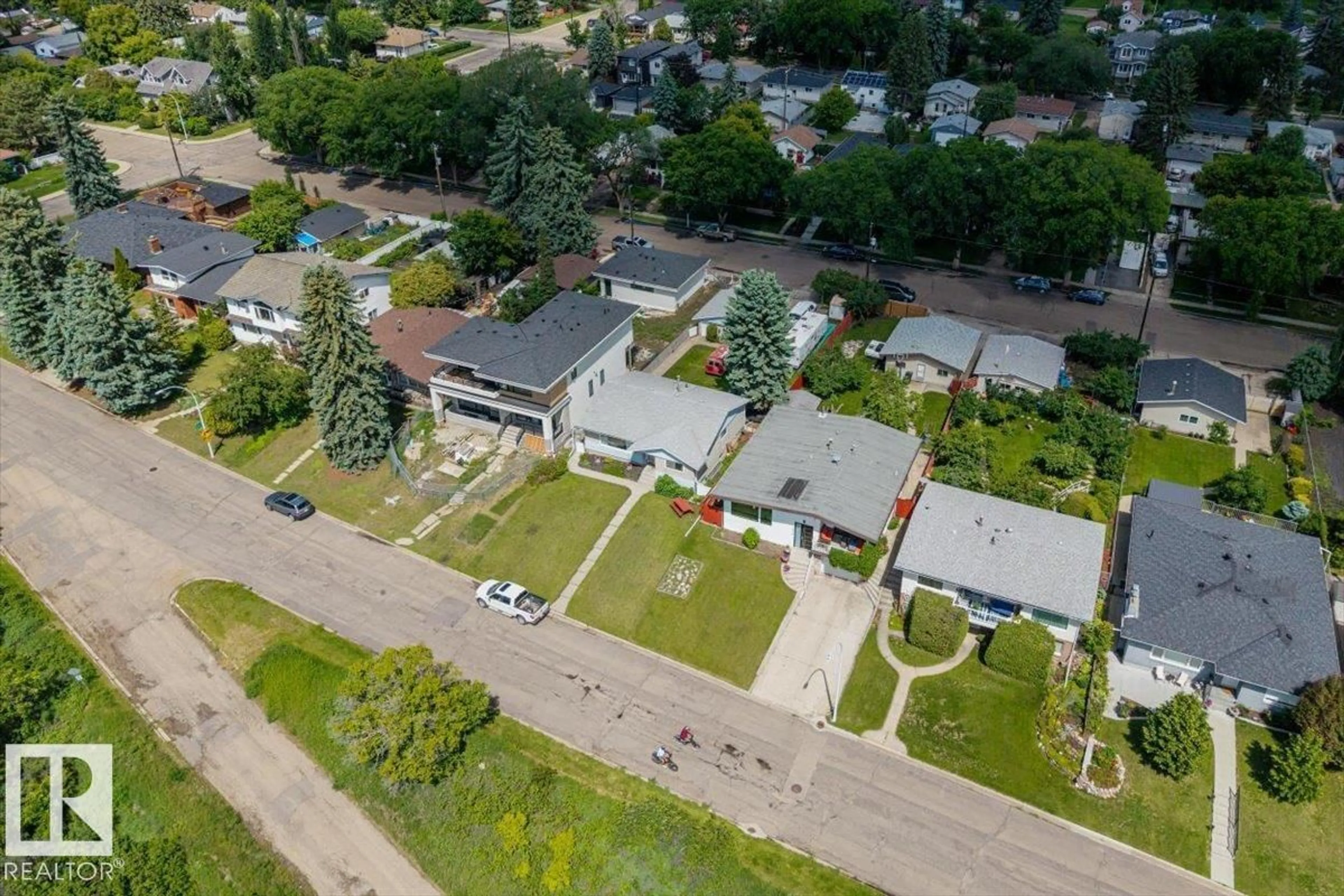 A pic from outside/outdoor area/front of a property/back of a property/a pic from drone, street for 4622 ADA BV, Edmonton Alberta T5W4M8