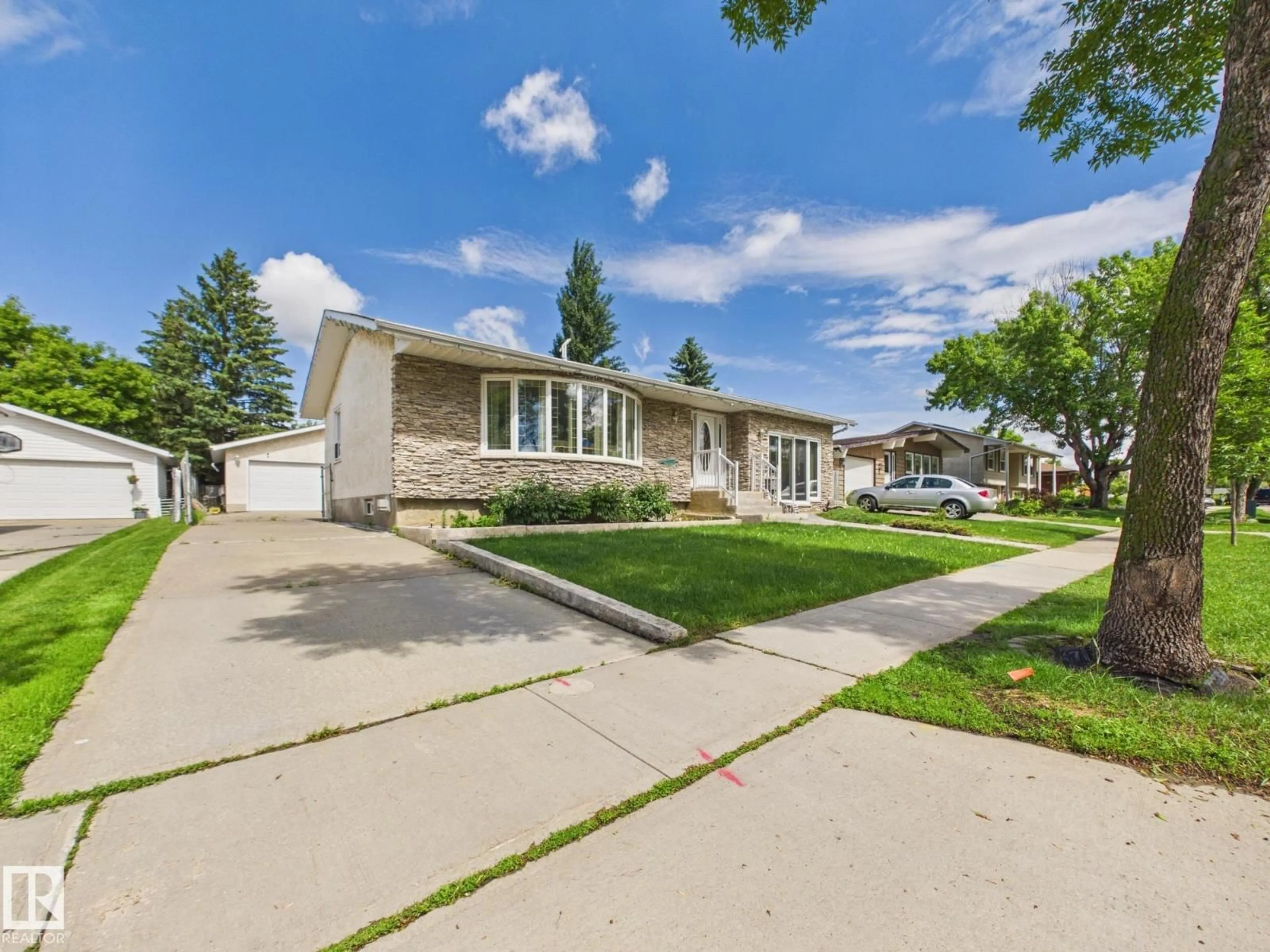 Home with vinyl exterior material, street for 15 AKINS DR, St. Albert Alberta T8N2H6
