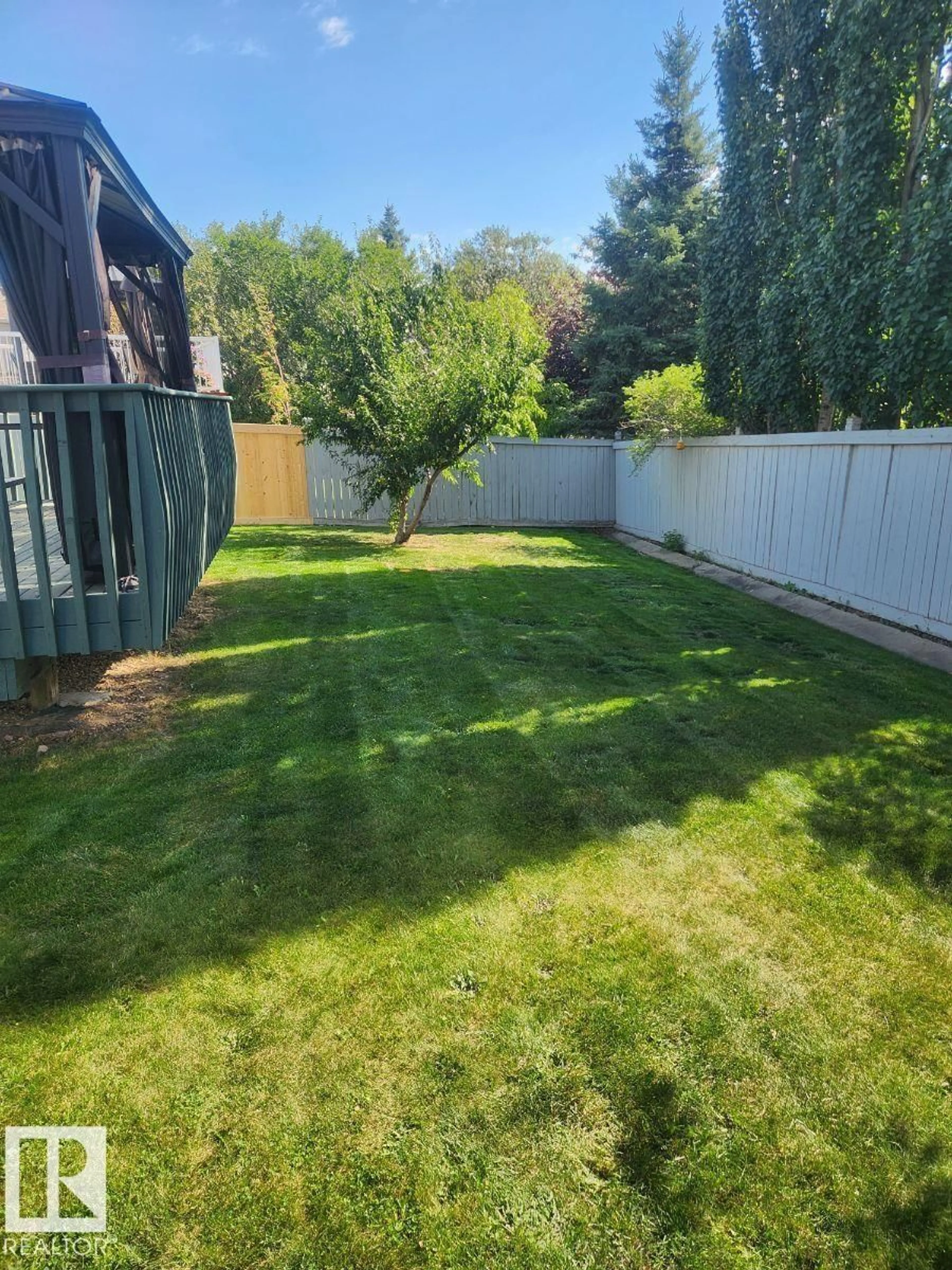 A pic from outside/outdoor area/front of a property/back of a property/a pic from drone, street for 49 HERITAGE DR, St. Albert Alberta T8N6M7