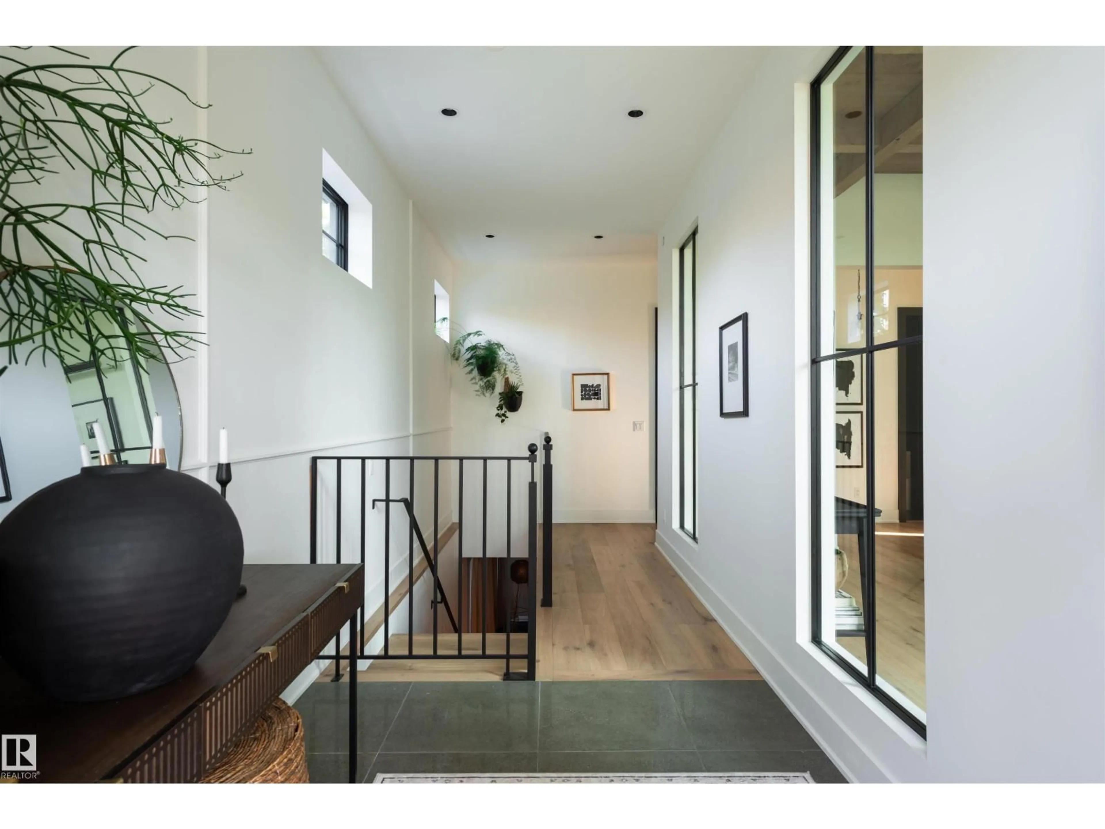 Indoor entryway for NW - 8102 92 AV, Edmonton Alberta T6C1R8