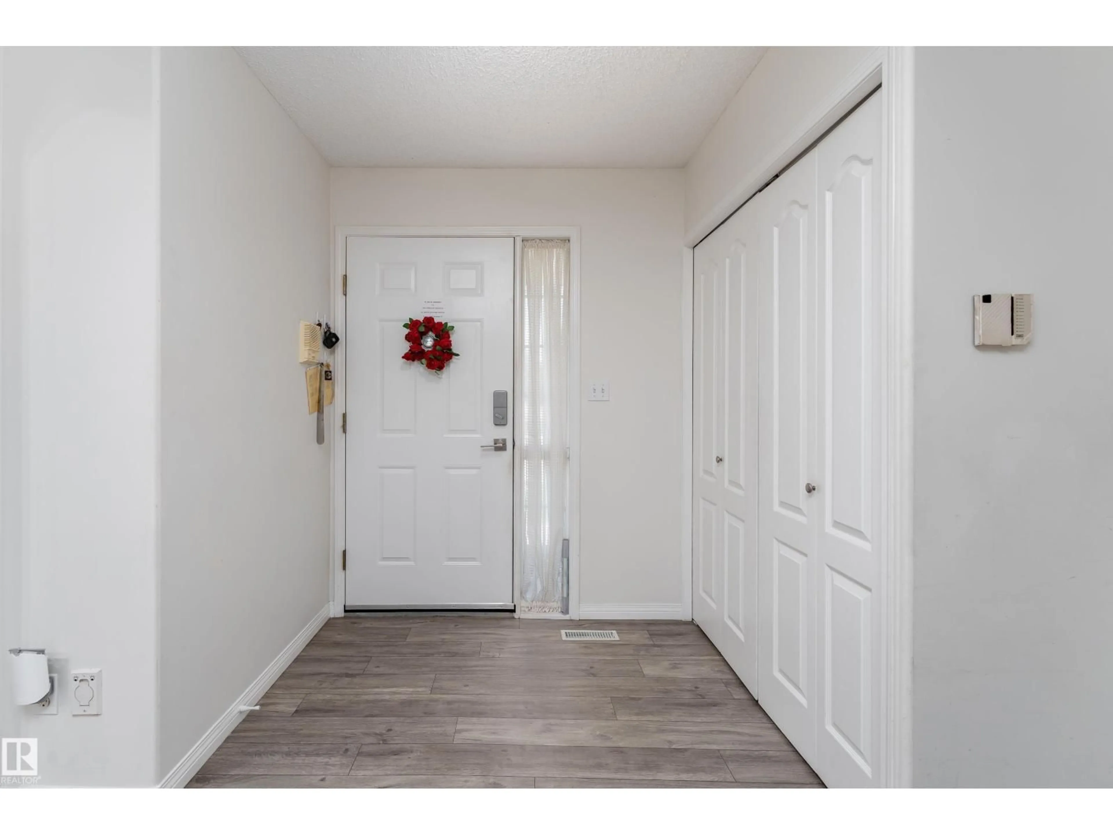 Indoor entryway for #2 - 1650 42 ST, Edmonton Alberta T6L5P4