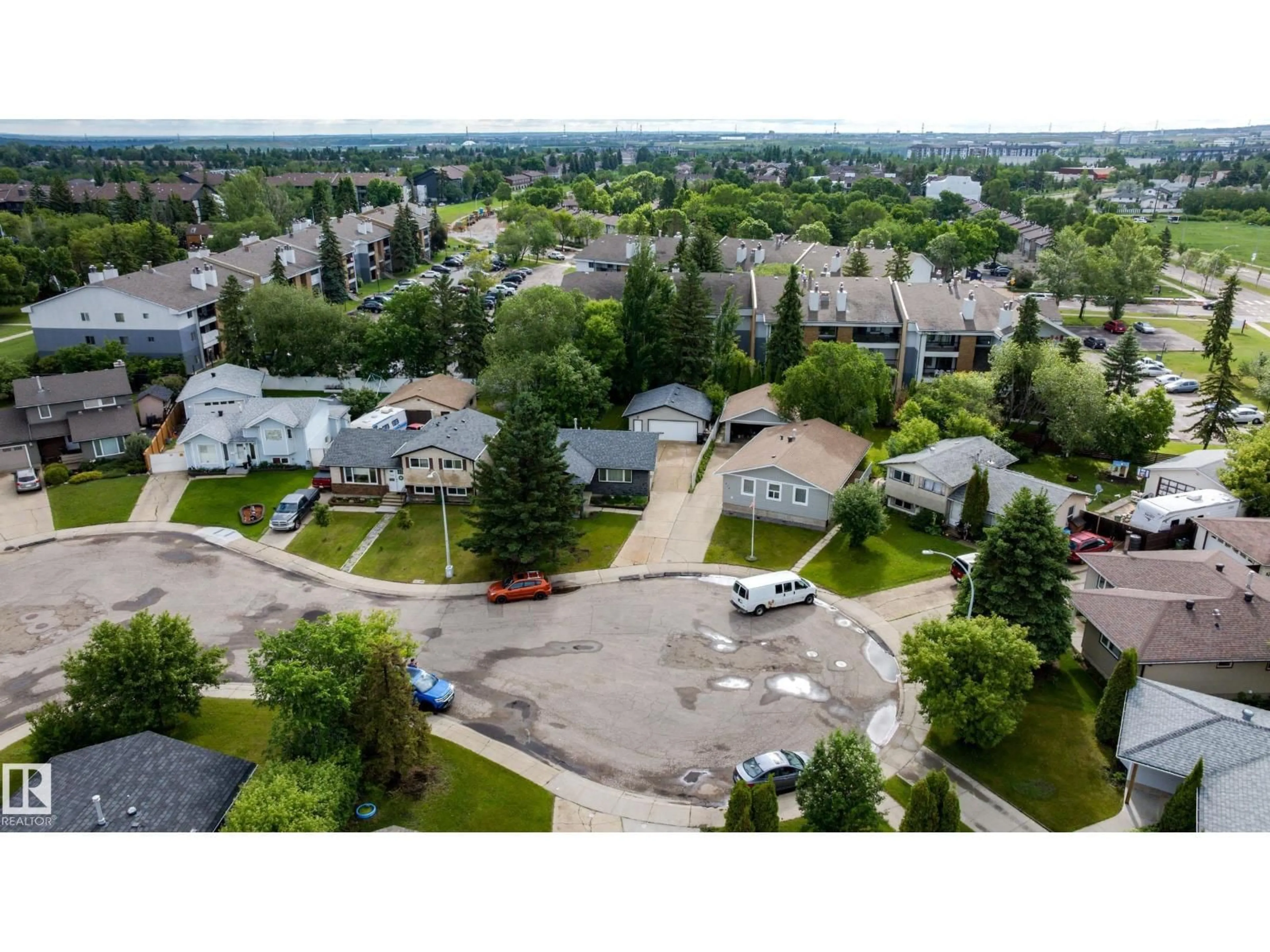 A pic from outside/outdoor area/front of a property/back of a property/a pic from drone, street for 212 HOMESTEAD CR, Edmonton Alberta T7S1S7