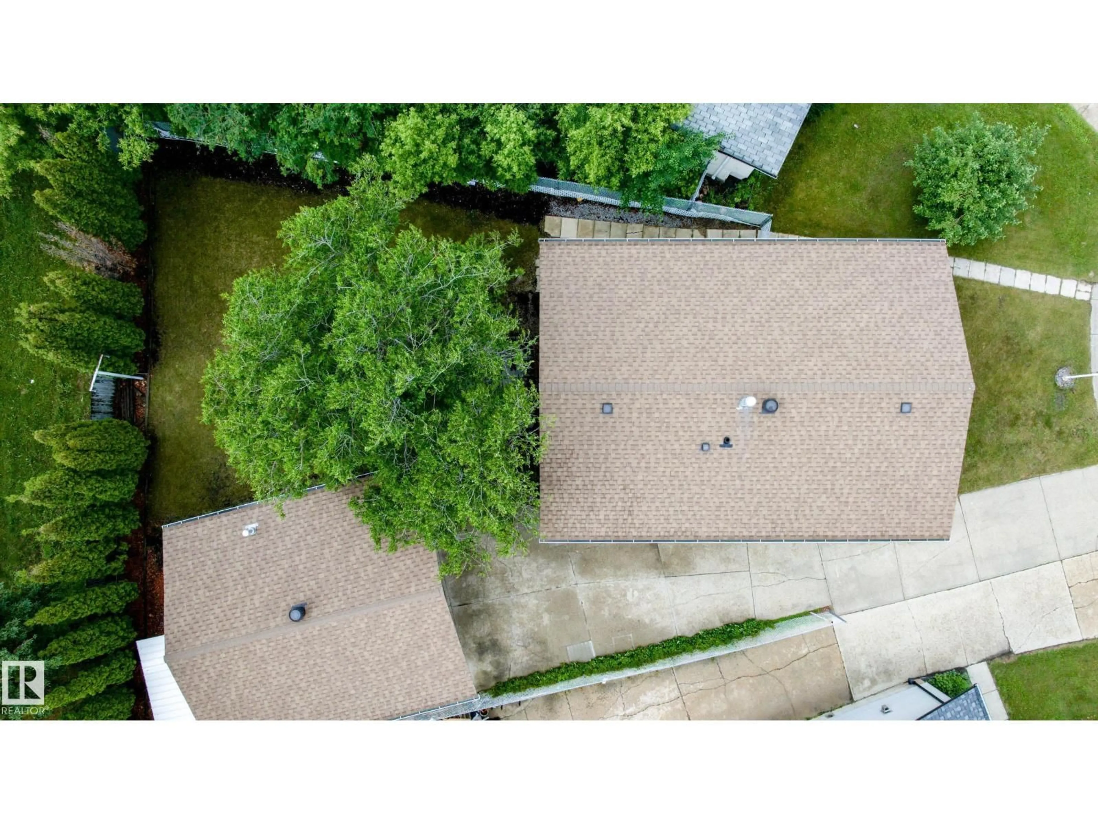 A pic from outside/outdoor area/front of a property/back of a property/a pic from drone, street for 212 HOMESTEAD CR, Edmonton Alberta T7S1S7