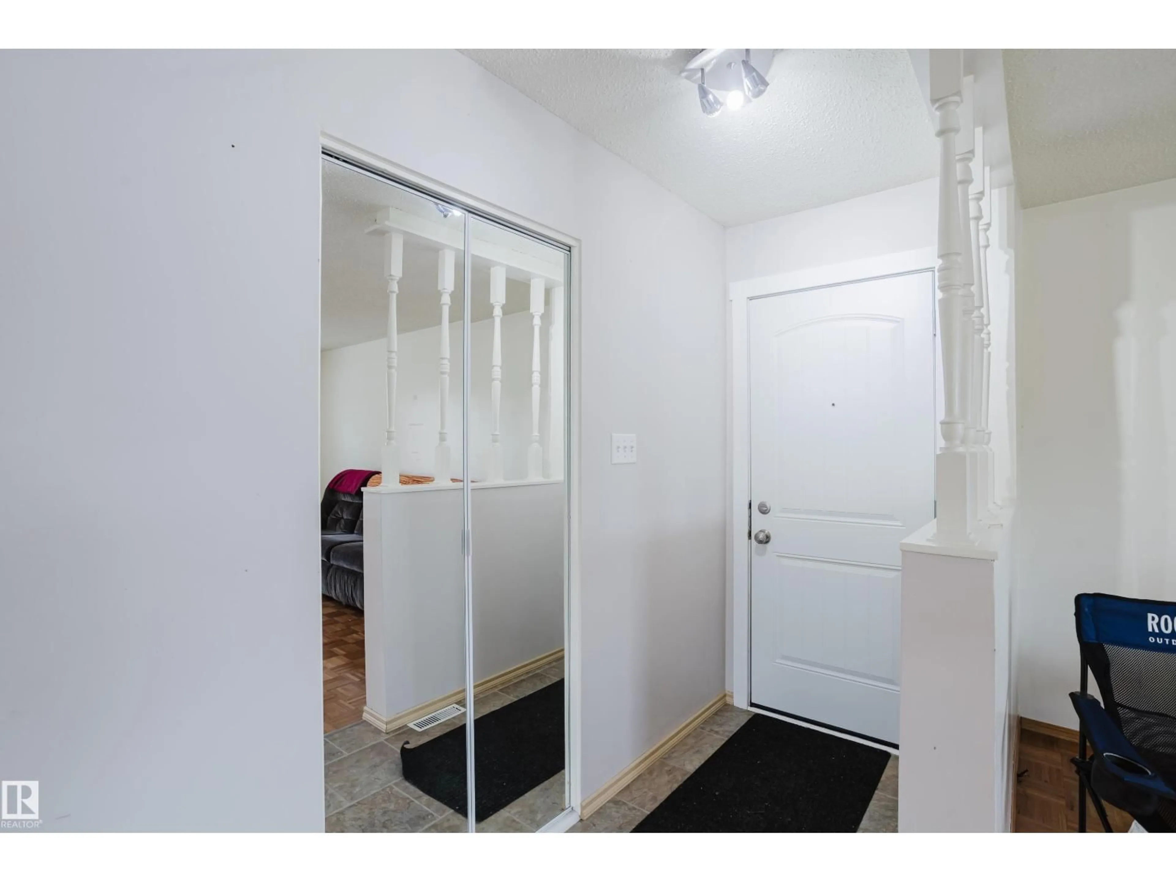 Indoor entryway for 212 HOMESTEAD CR, Edmonton Alberta T7S1S7