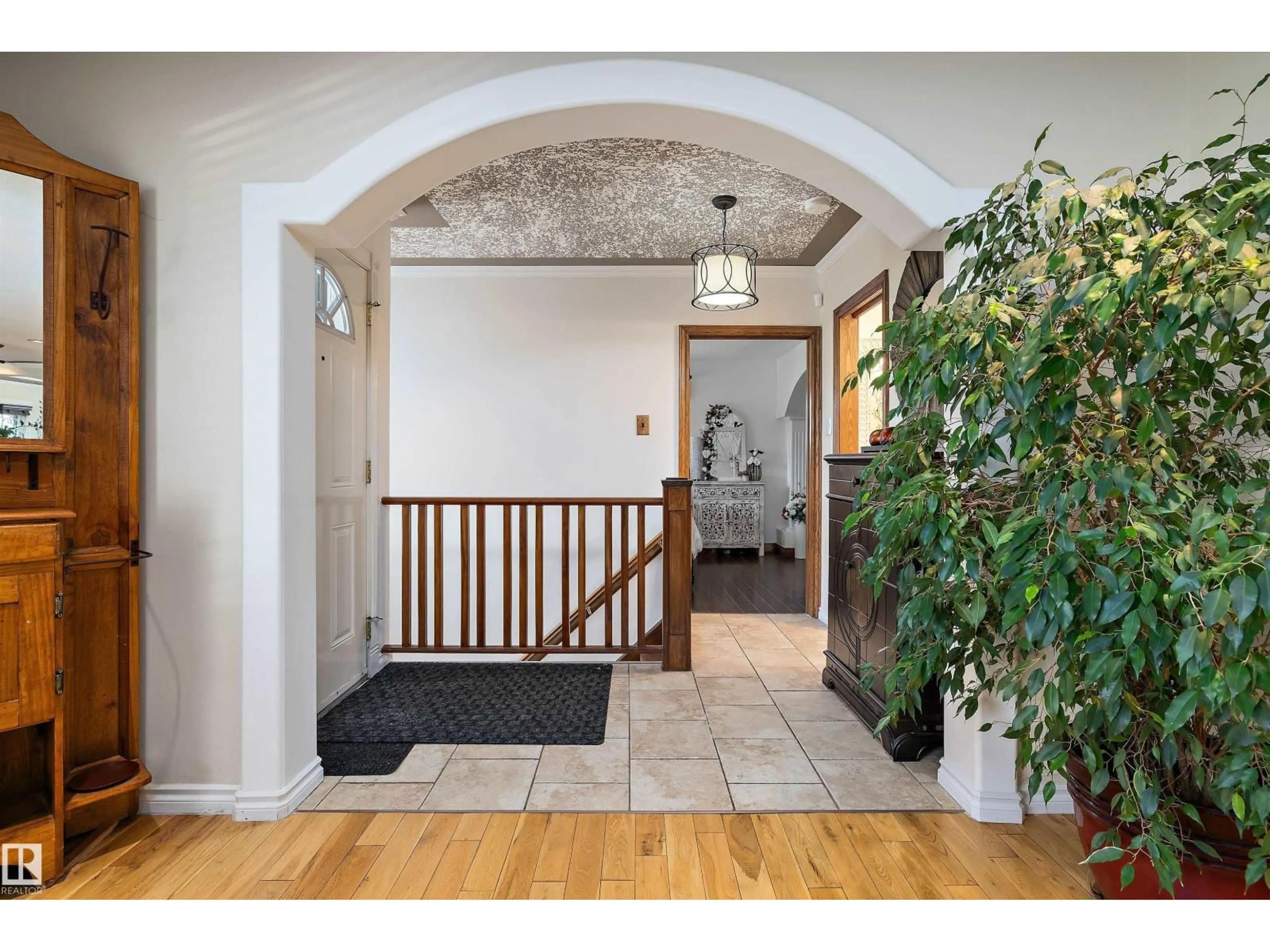 Indoor entryway for 11124 110A AV NW, Edmonton Alberta T5H1K1