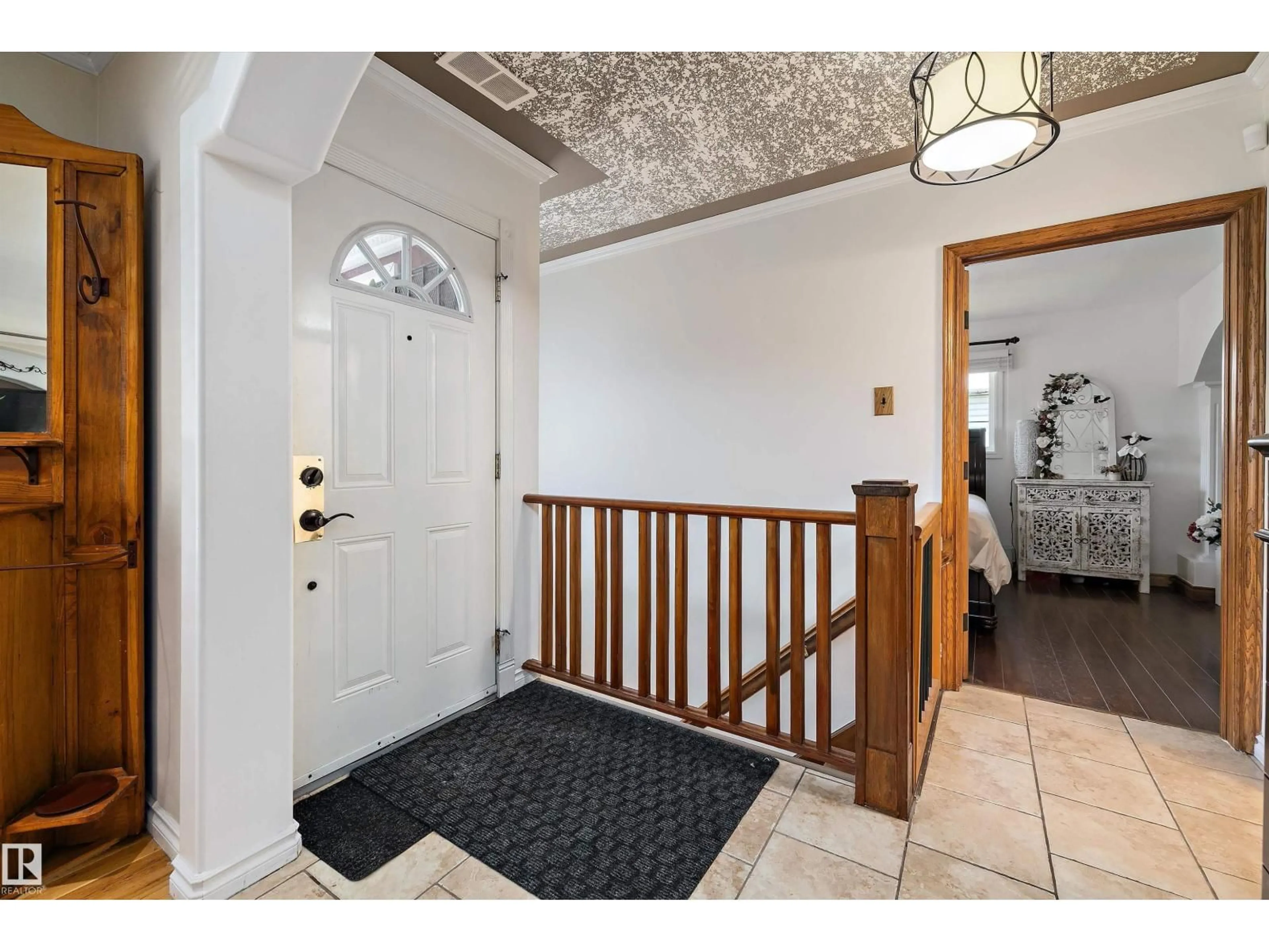 Indoor entryway for 11124 110A AV NW, Edmonton Alberta T5H1K1