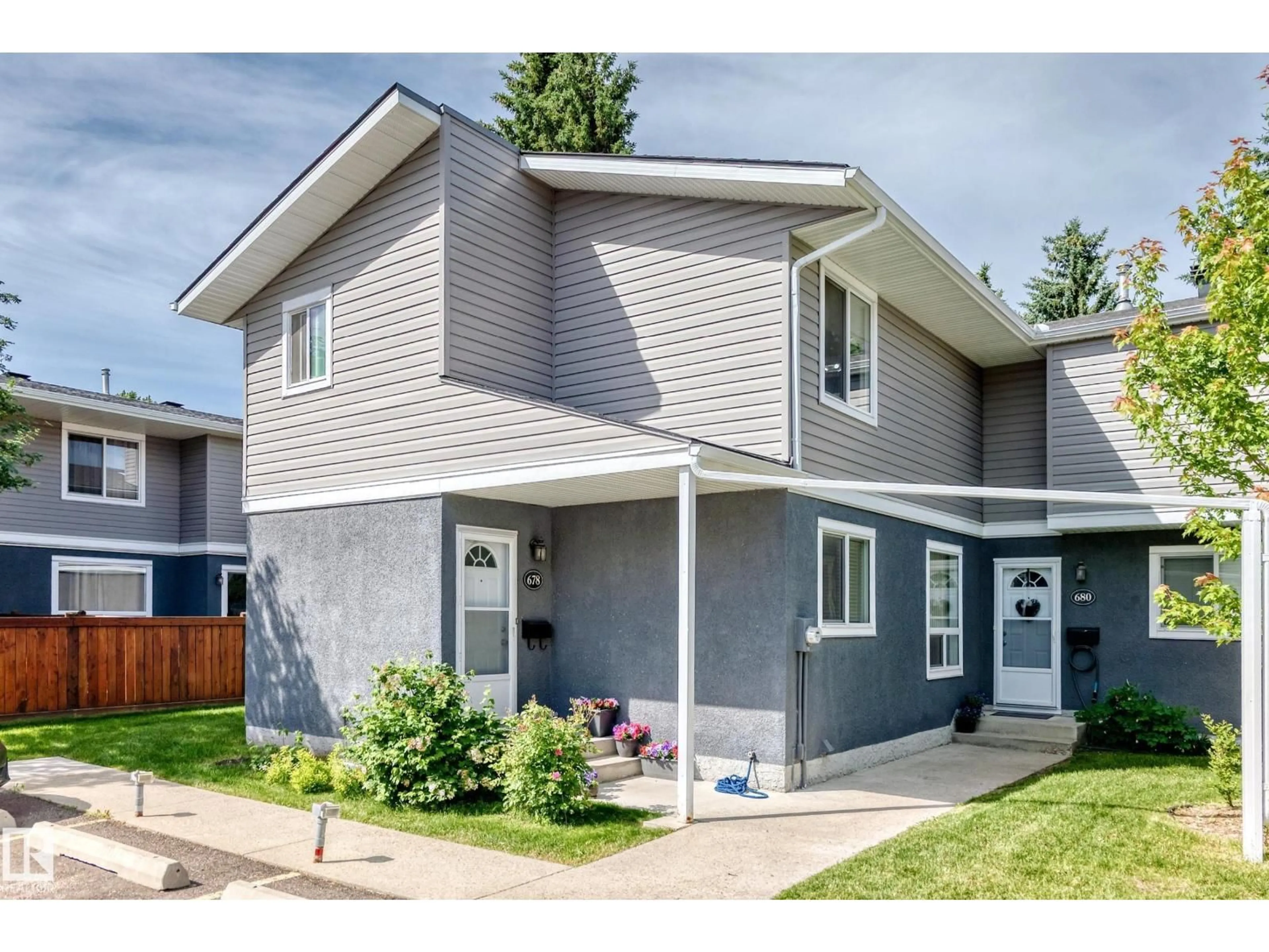 Home with vinyl exterior material, street for 678 LAKEWOOD RD, Edmonton Alberta T6K3Y1