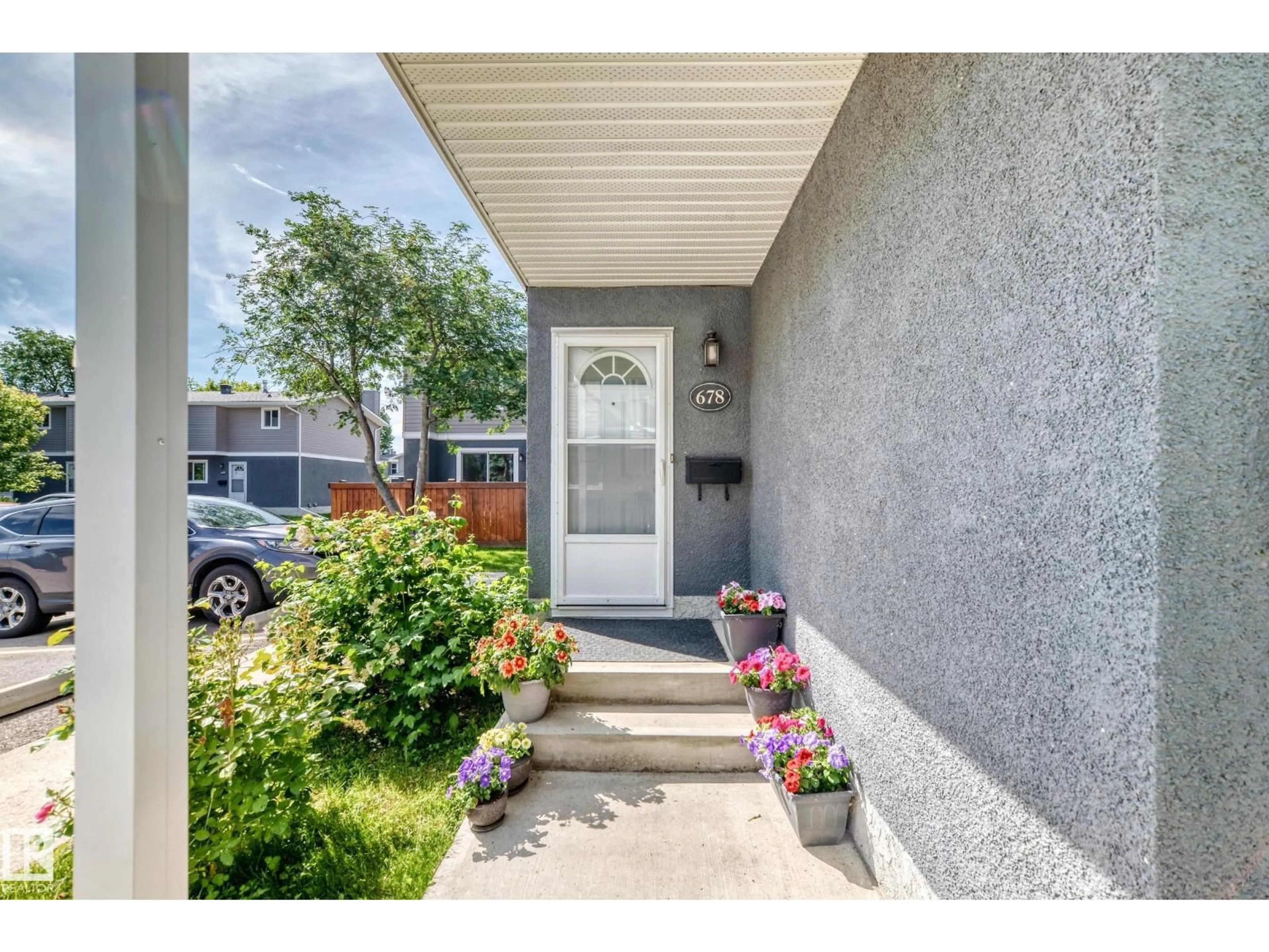 Indoor entryway for 678 LAKEWOOD RD, Edmonton Alberta T6K3Y1