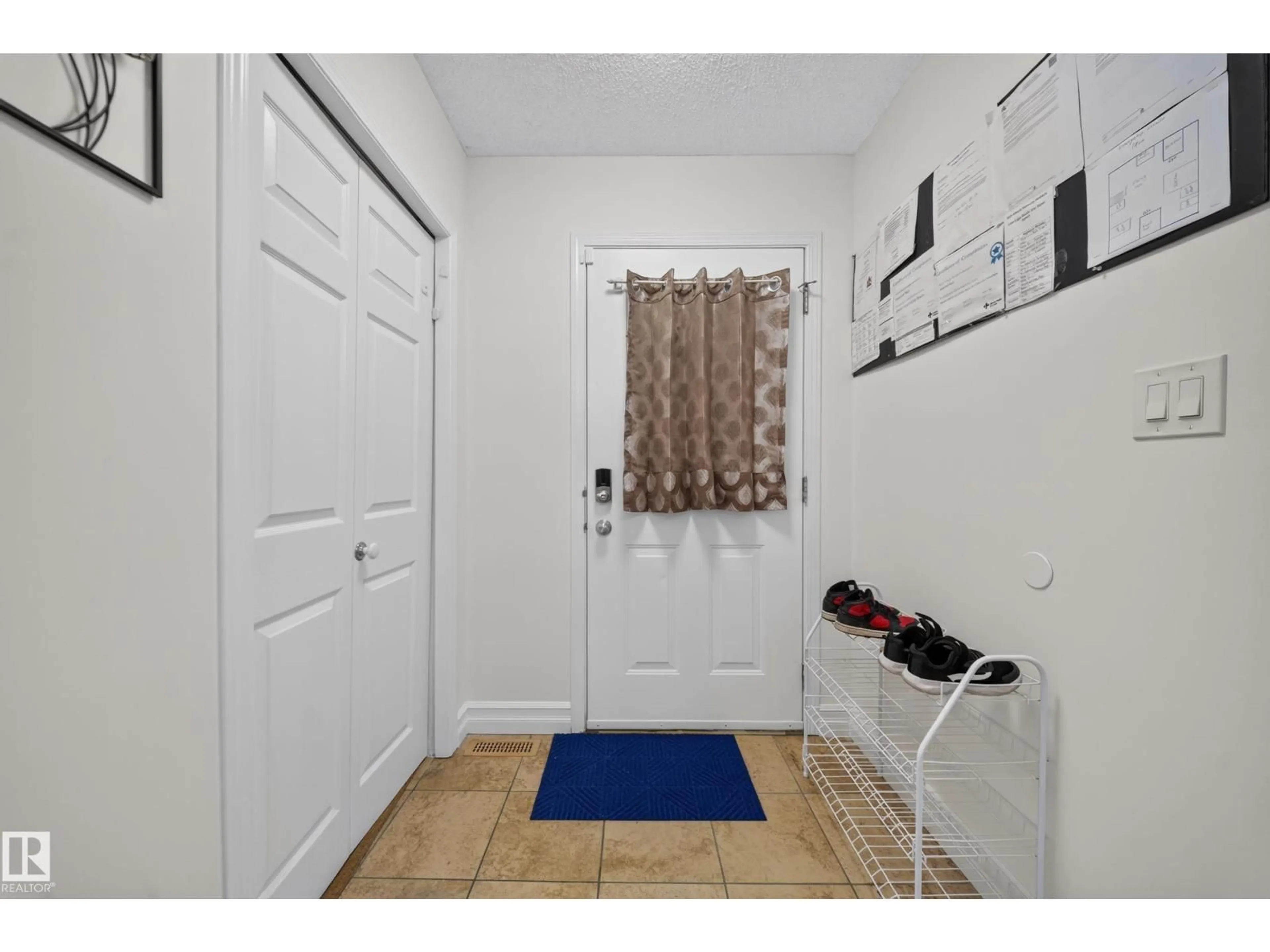 Indoor entryway for #4 - 4350 23 ST, Edmonton Alberta T6T1X8