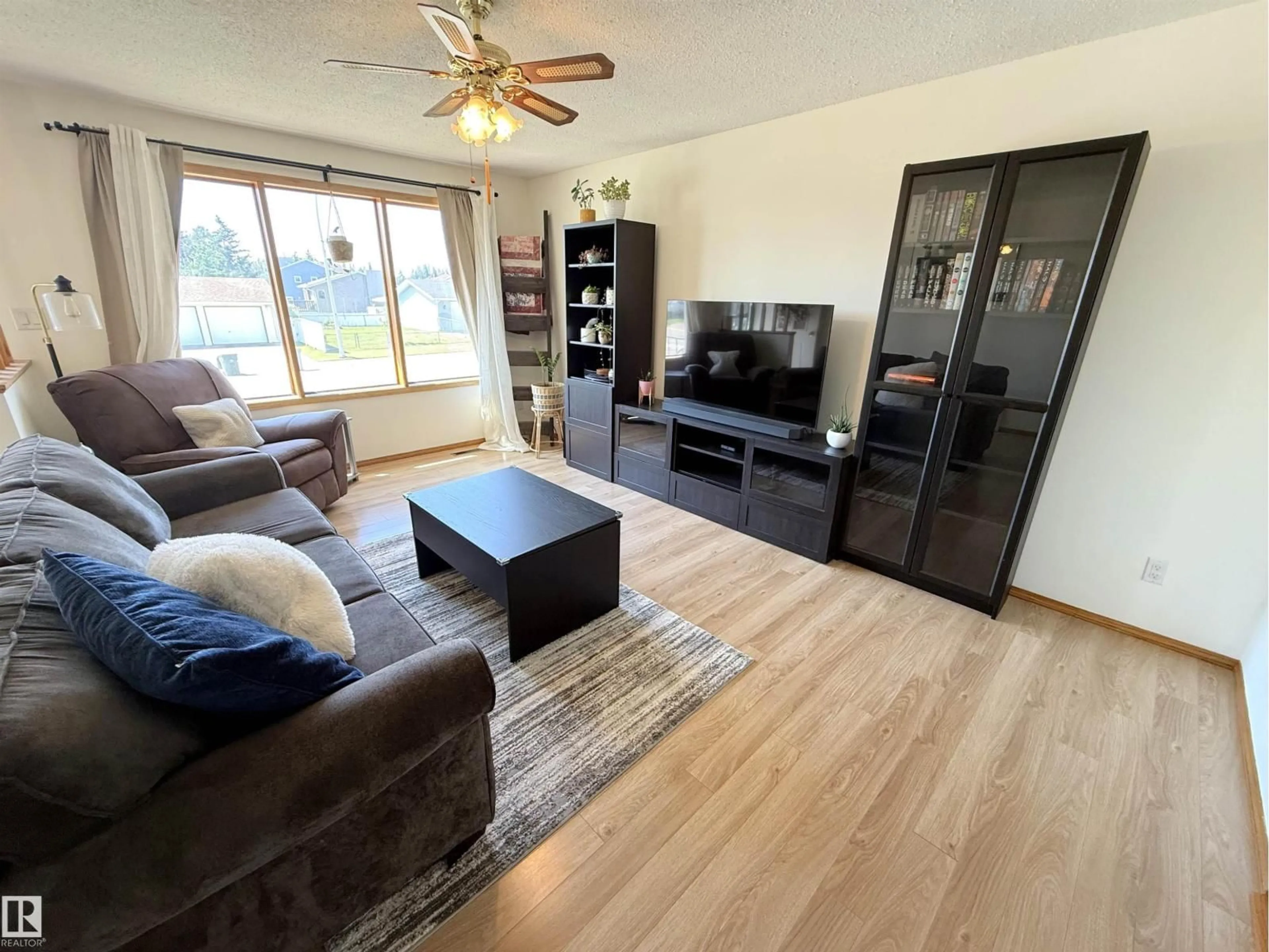 Living room with furniture, wood/laminate floor for 5003 57 AV, Stony Plain Alberta T7Z1A6