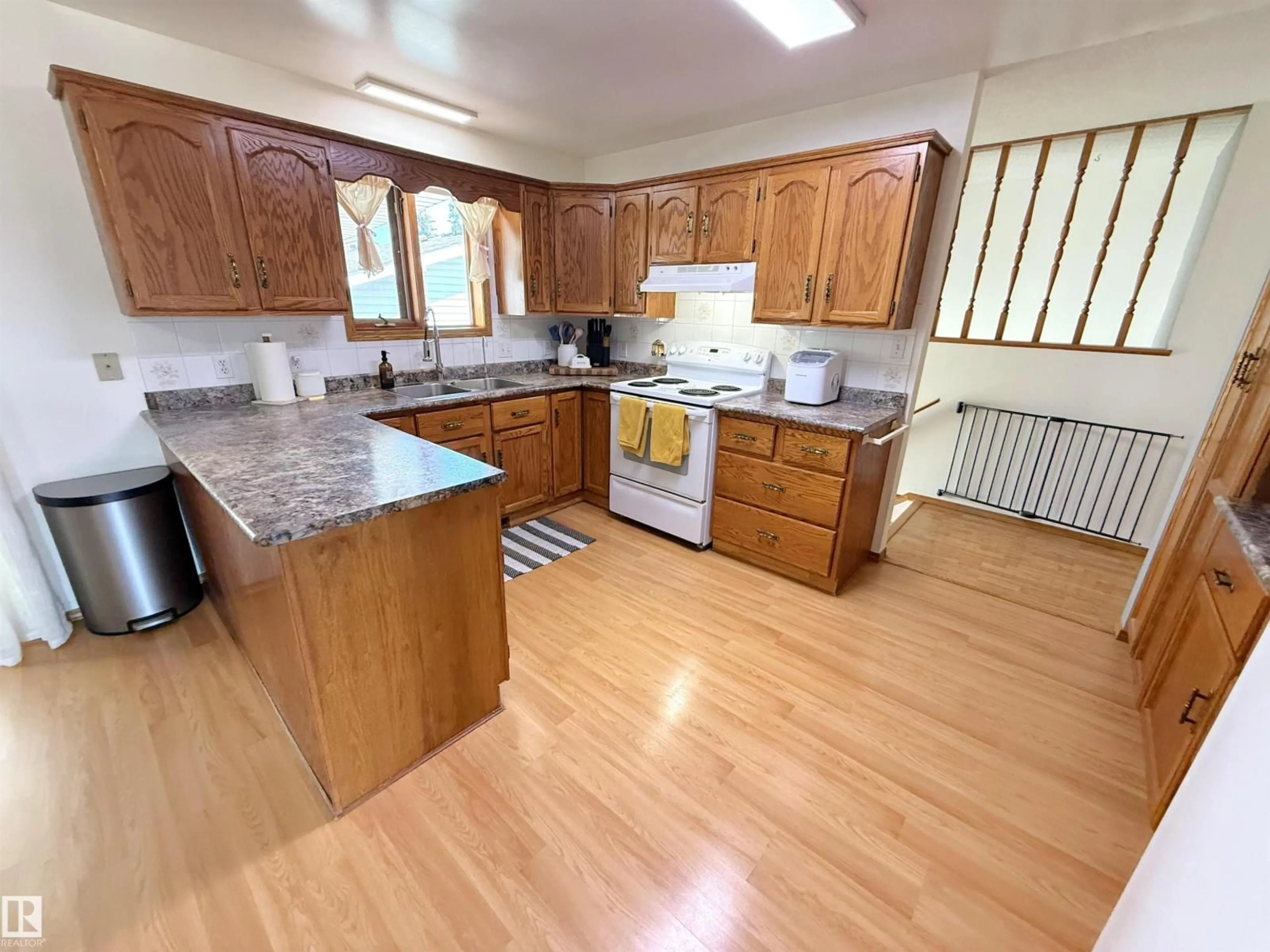 Standard kitchen, unknown for 5003 57 AV, Stony Plain Alberta T7Z1A6