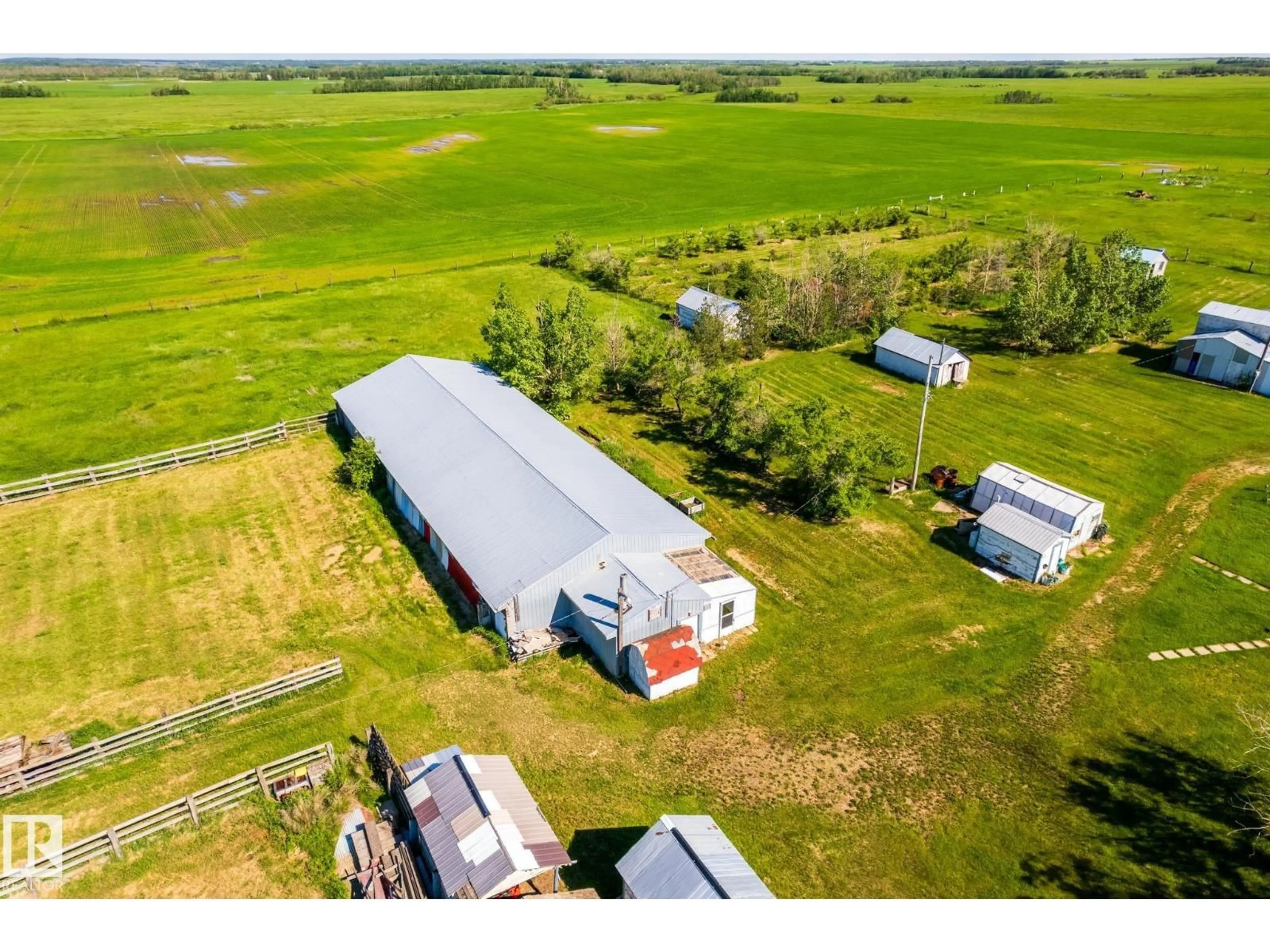 A pic from outside/outdoor area/front of a property/back of a property/a pic from drone, building for 551027 RANGE ROAD 193, Rural Lamont County Alberta T0B2R0
