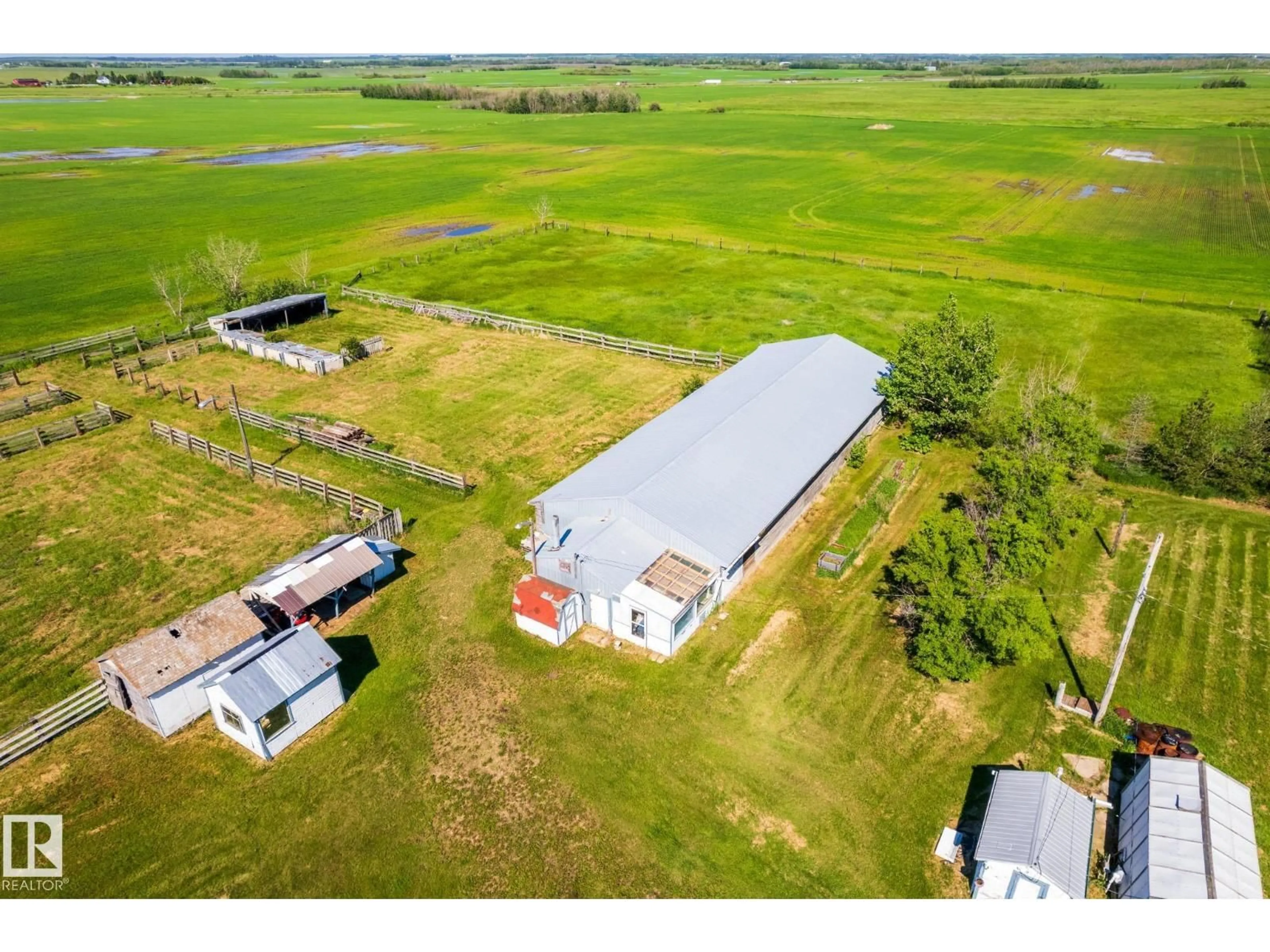 A pic from outside/outdoor area/front of a property/back of a property/a pic from drone, building for 551027 RANGE ROAD 193, Rural Lamont County Alberta T0B2R0