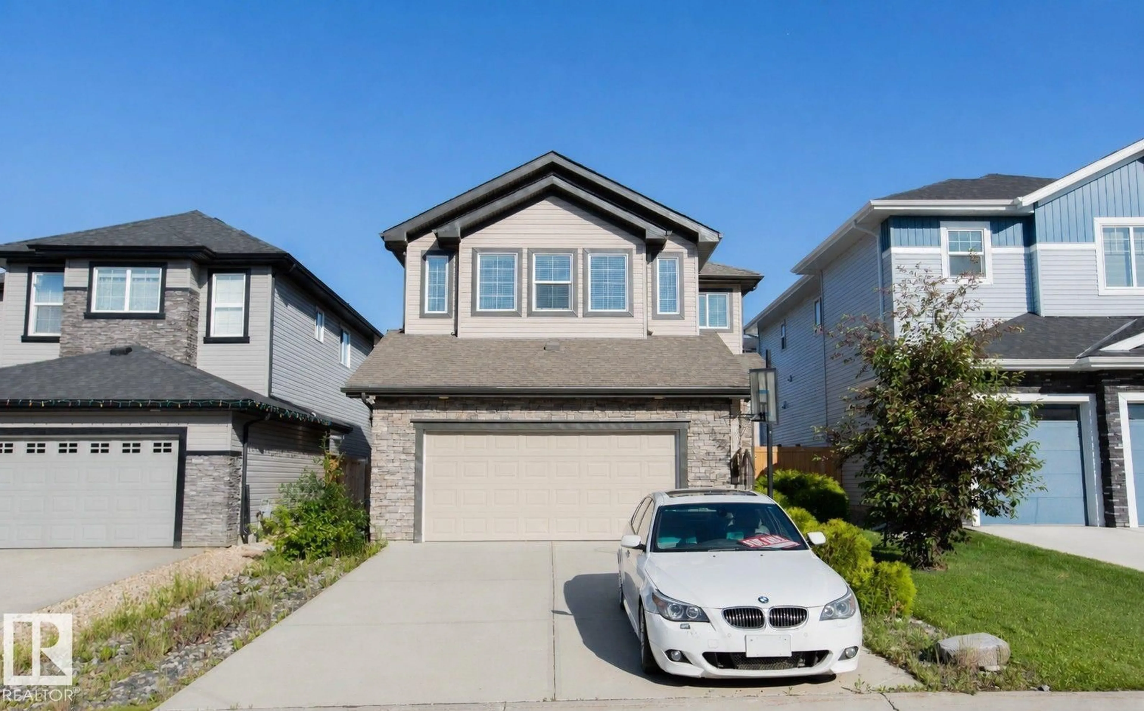 Home with vinyl exterior material, street for 8 MEADOWLINK CM, Spruce Grove Alberta T7X0W1