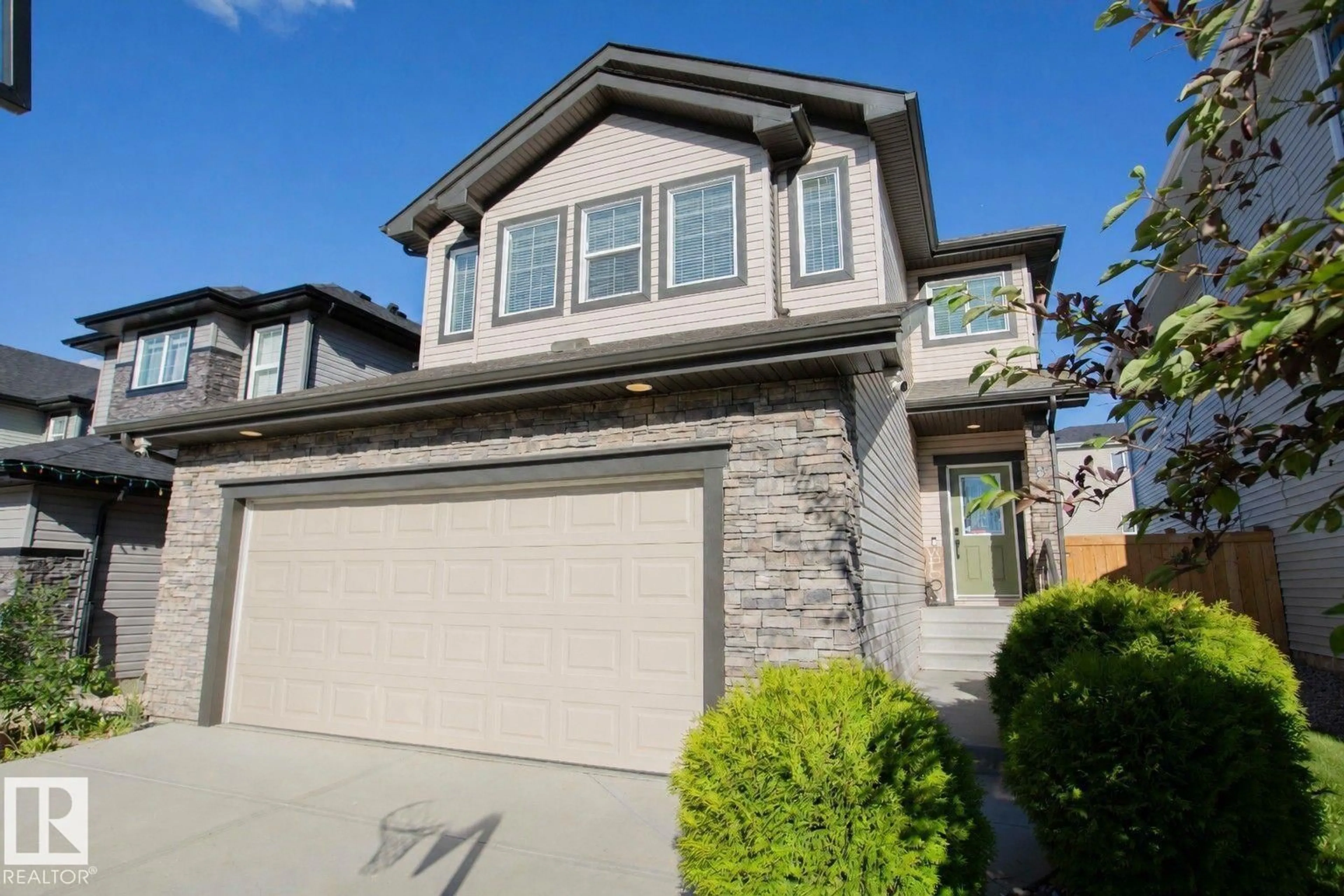 Home with vinyl exterior material, street for 8 MEADOWLINK CM, Spruce Grove Alberta T7X0W1
