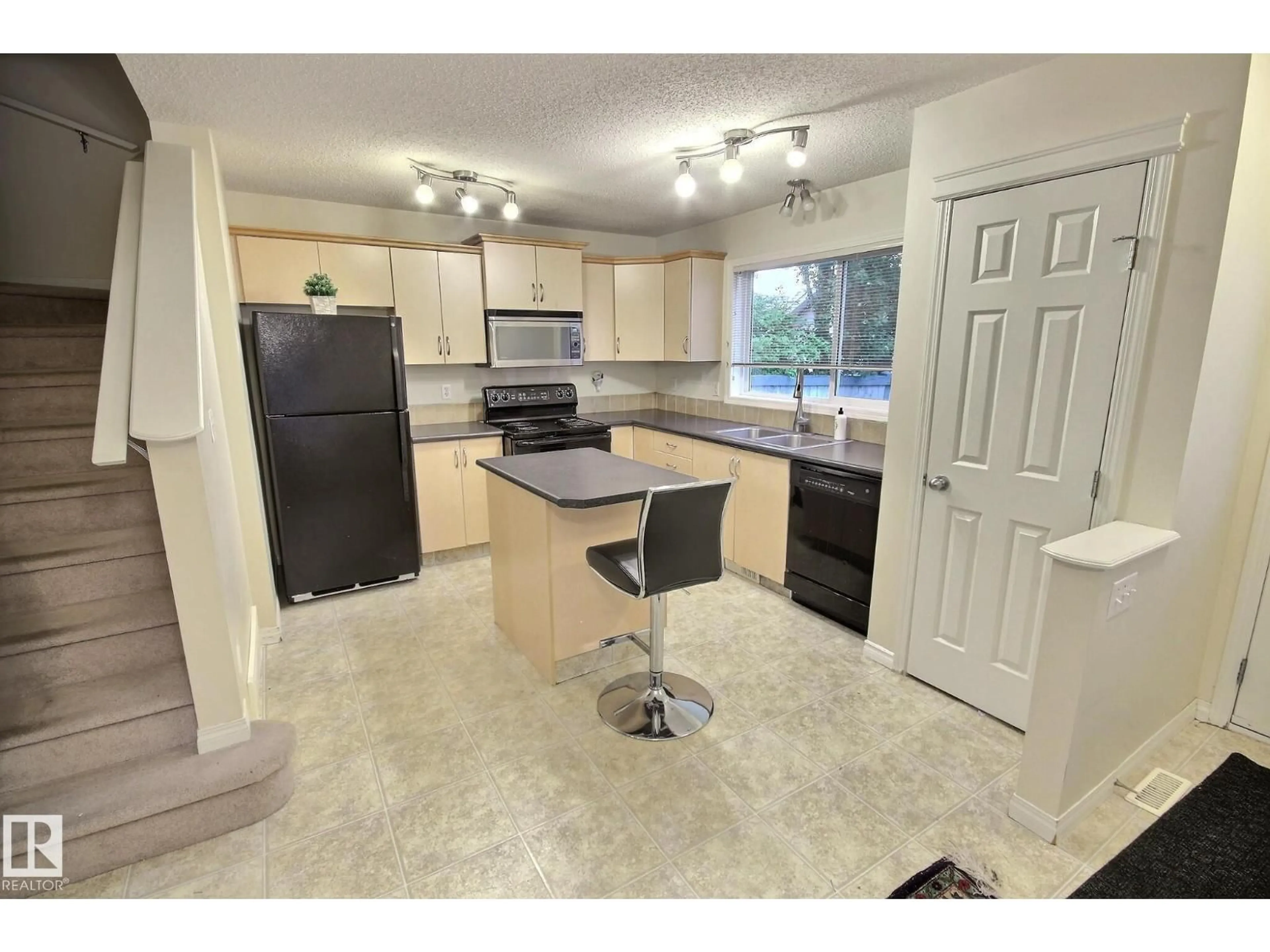 Standard kitchen, unknown for 1516 76 ST, Edmonton Alberta T6X1M3