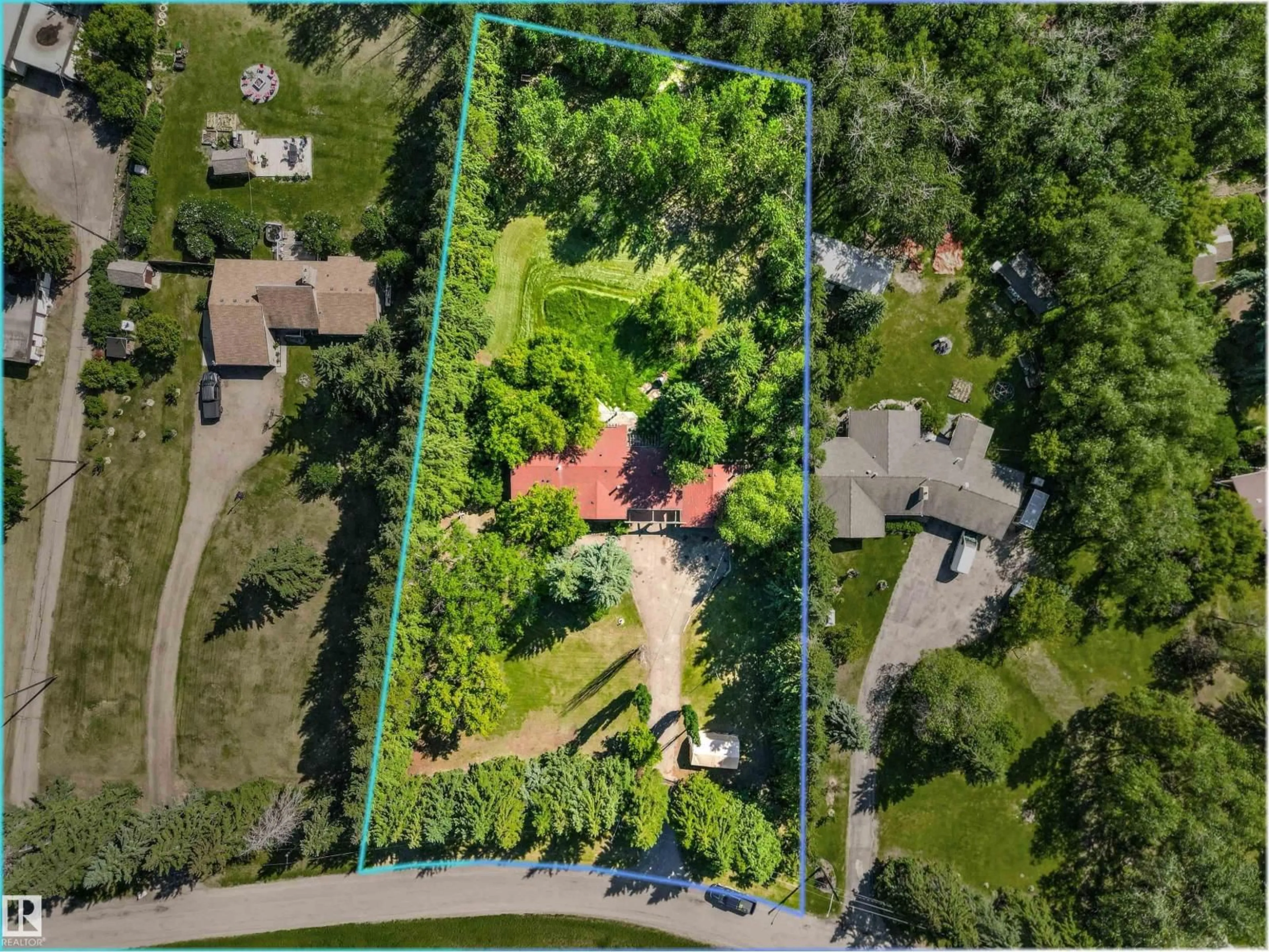 A pic from outside/outdoor area/front of a property/back of a property/a pic from drone, street for 107 GRANDISLE RD, Edmonton Alberta T6M2P1
