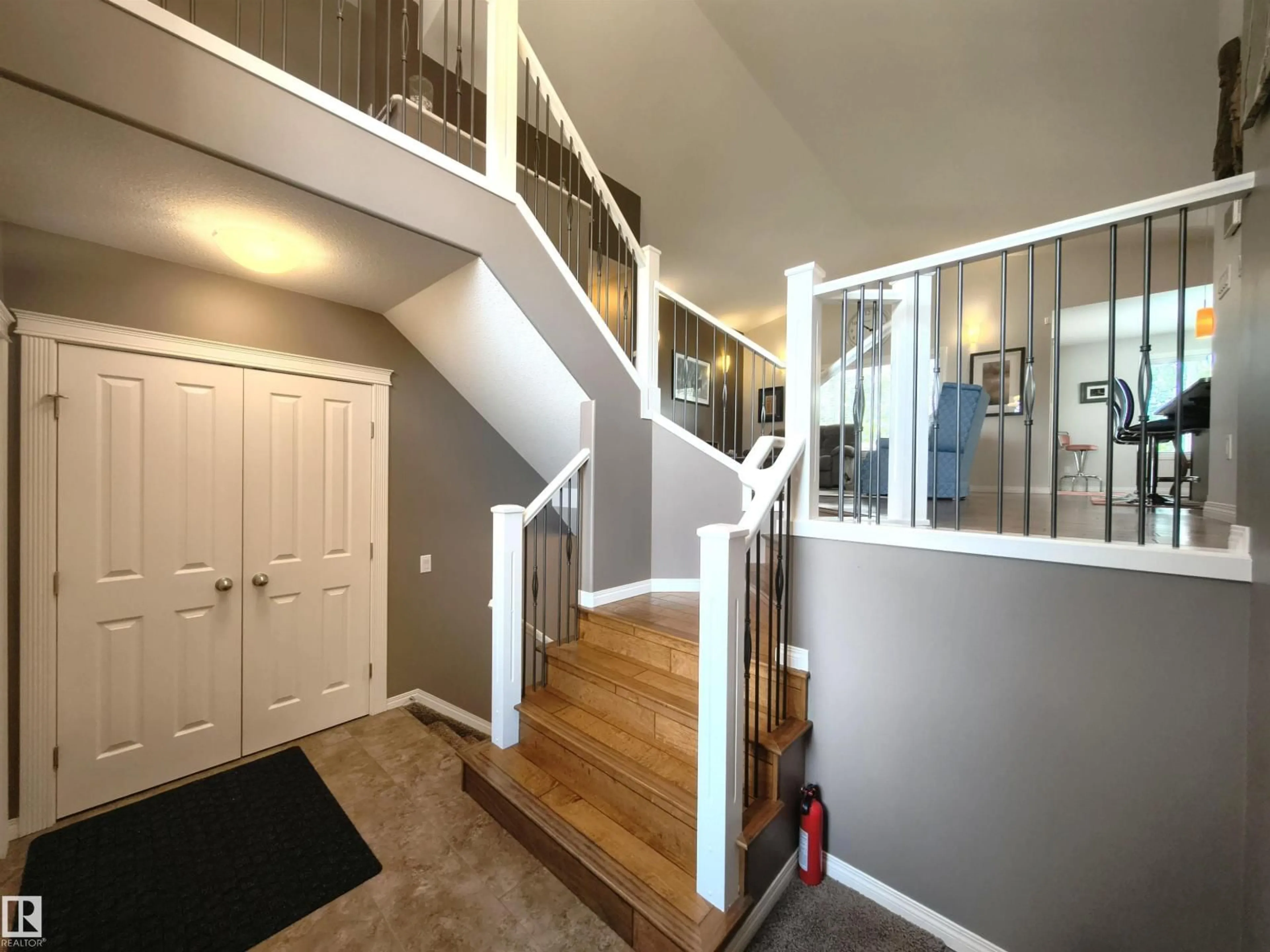 Indoor entryway for 3901 44A AV, Drayton Valley Alberta T7A1V9