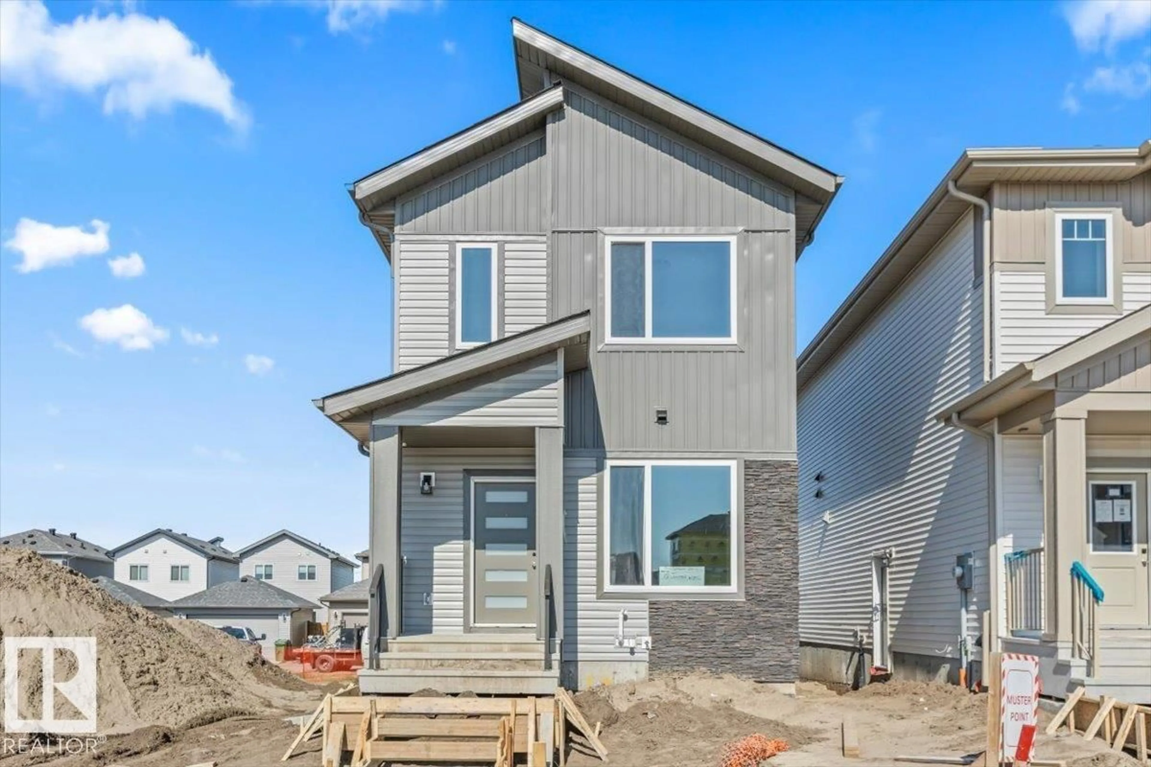 Home with vinyl exterior material, street for 18 JUNIPER WD, Fort Saskatchewan Alberta T8L0J9