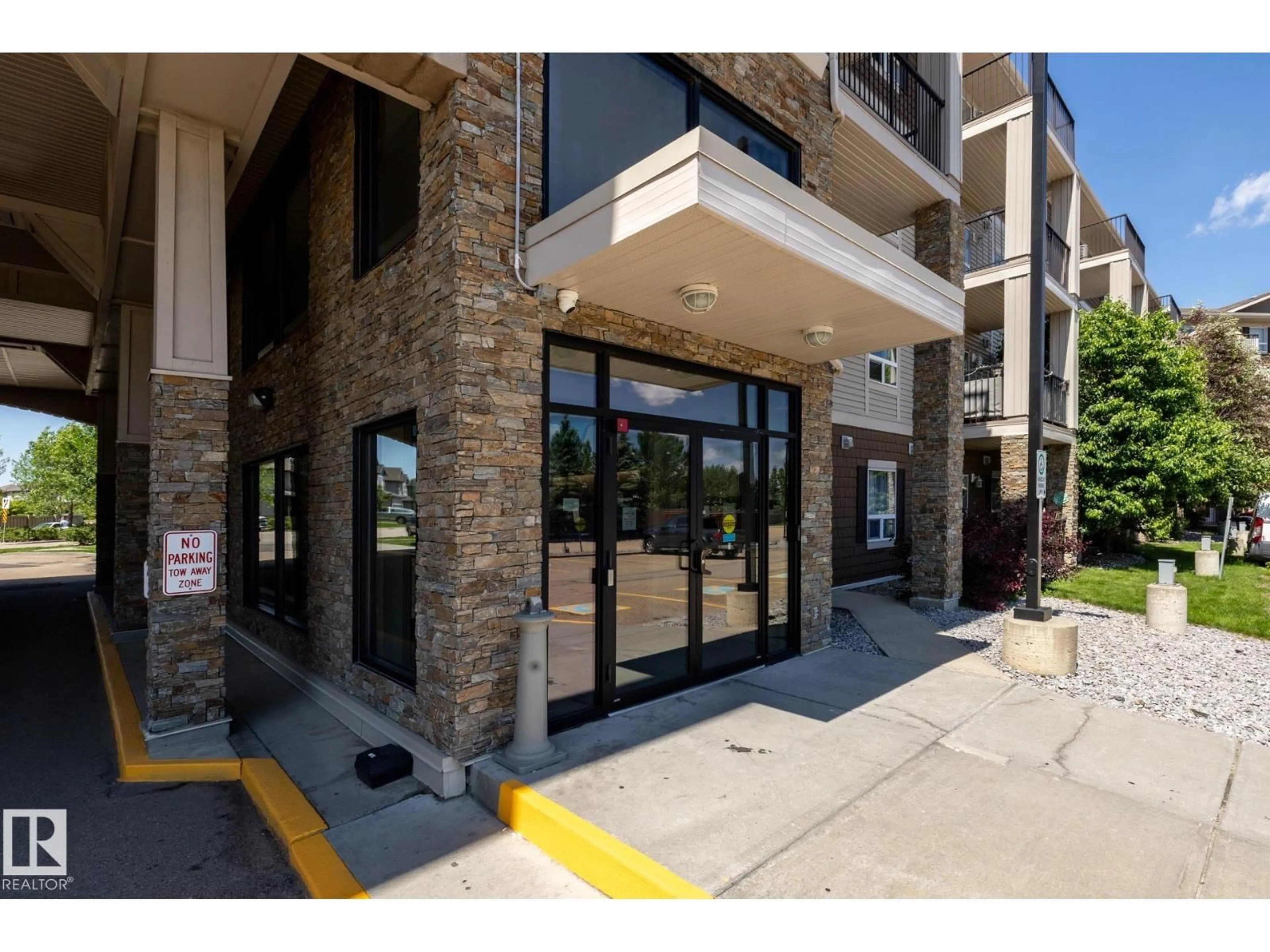 Indoor foyer for #330 - 1520 HAMMOND GATE, Edmonton Alberta T6M0J4
