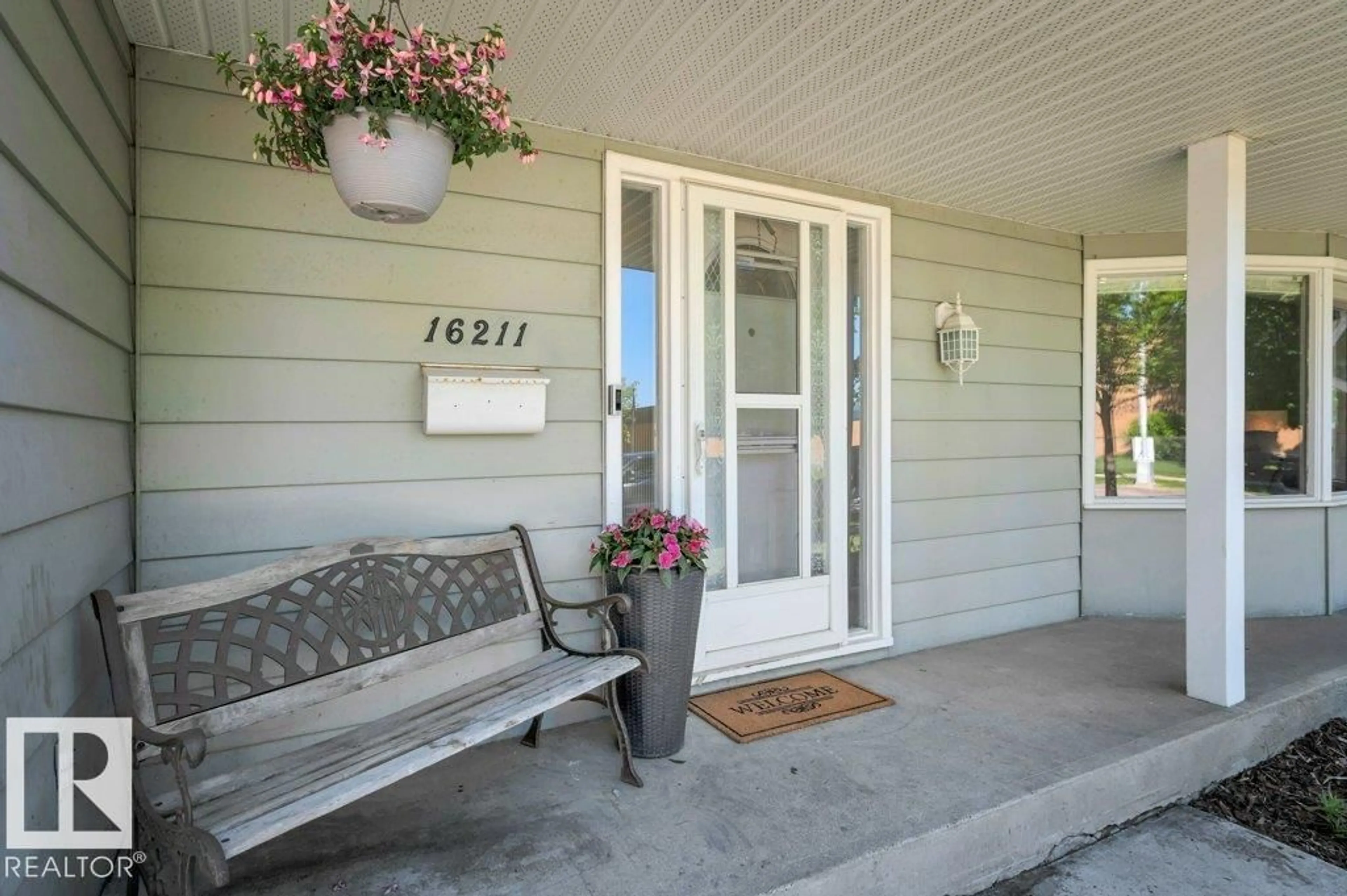 Indoor entryway for 16211 78 AV, Edmonton Alberta T5R3E5
