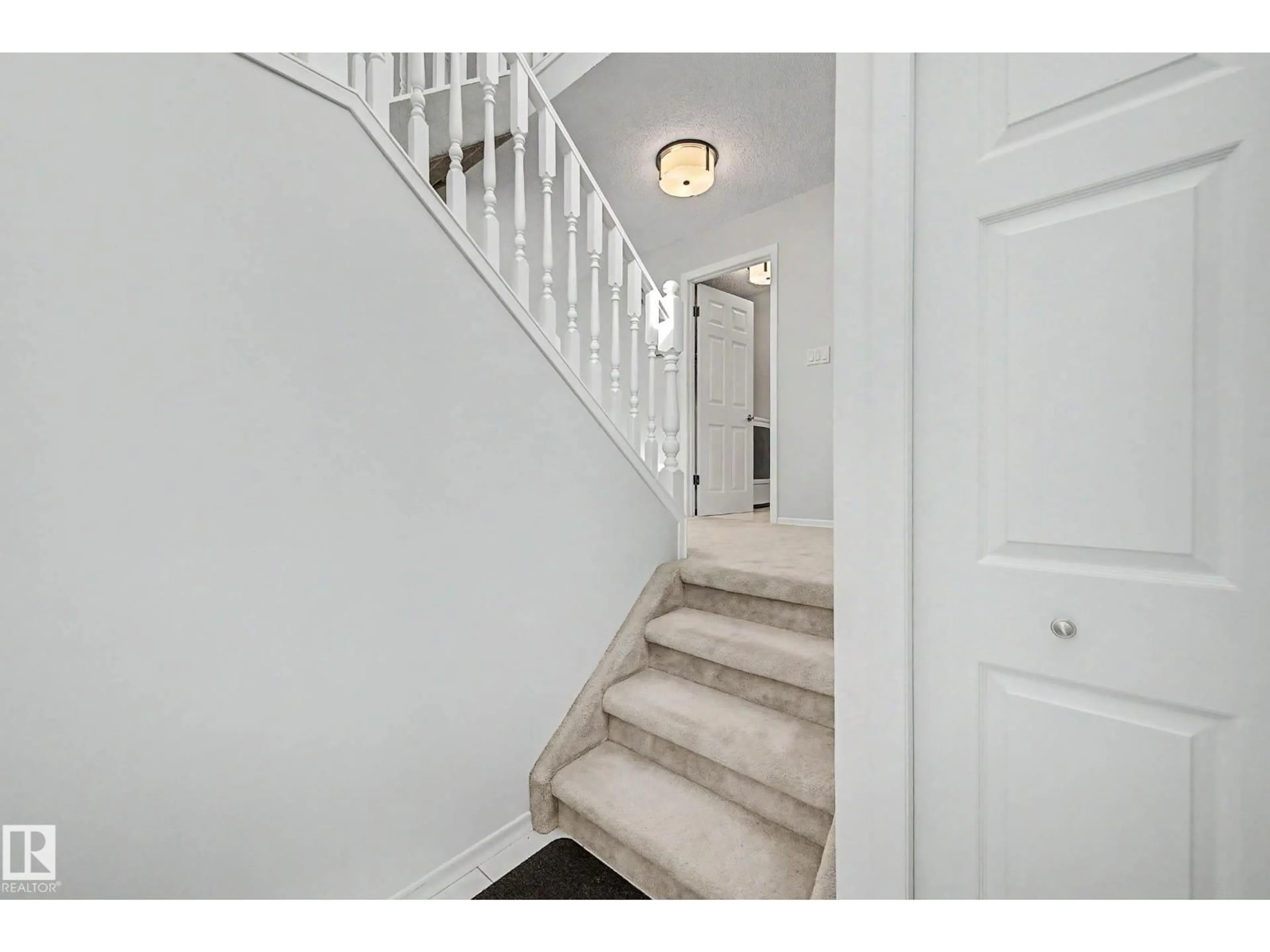 Indoor entryway for 16 WHITEOAKS ES, St. Albert Alberta T8N3M2