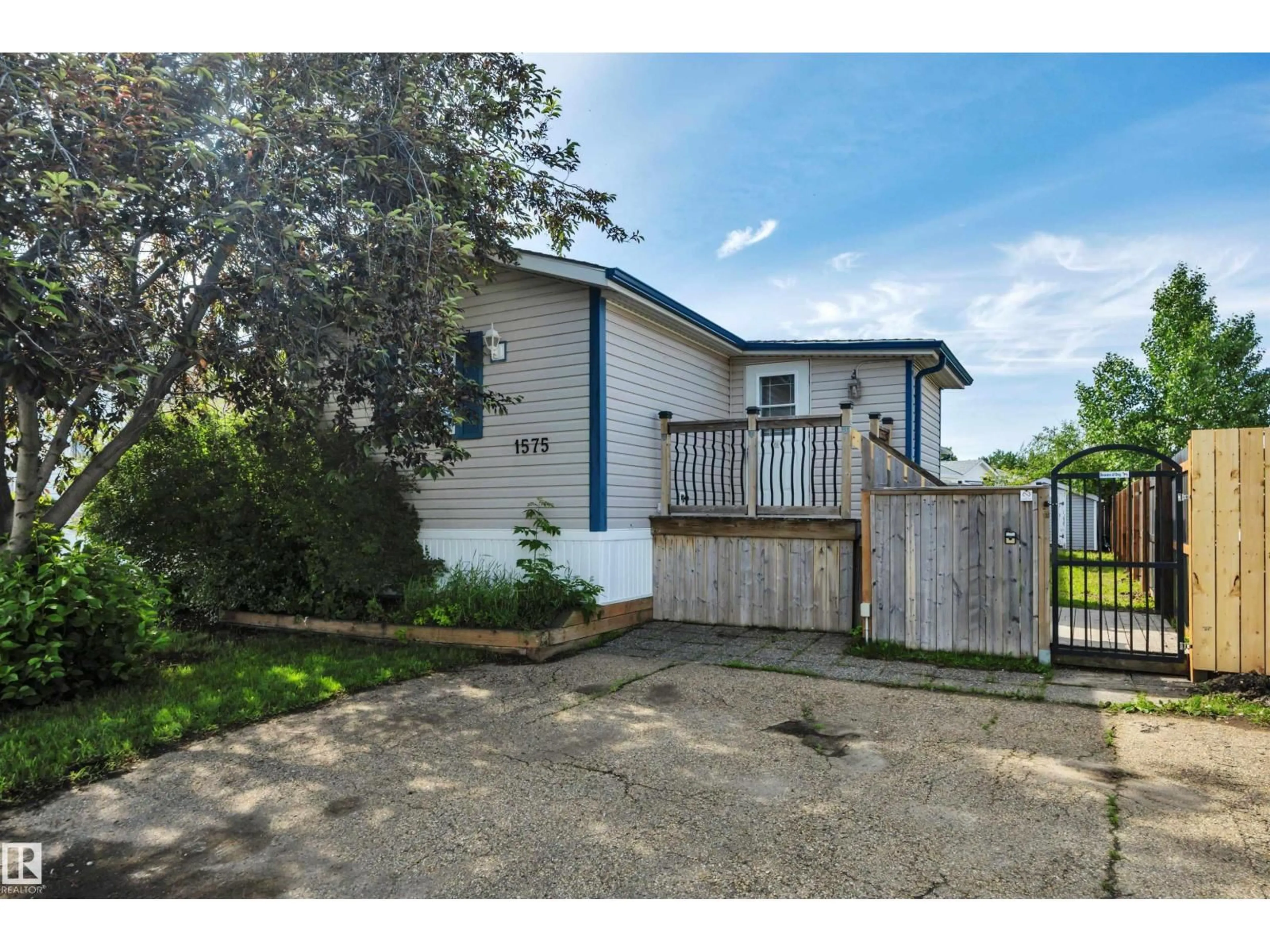 A pic from outside/outdoor area/front of a property/back of a property/a pic from drone, street for 1575 JUBILEE DR, Sherwood Park Alberta T8H1V2