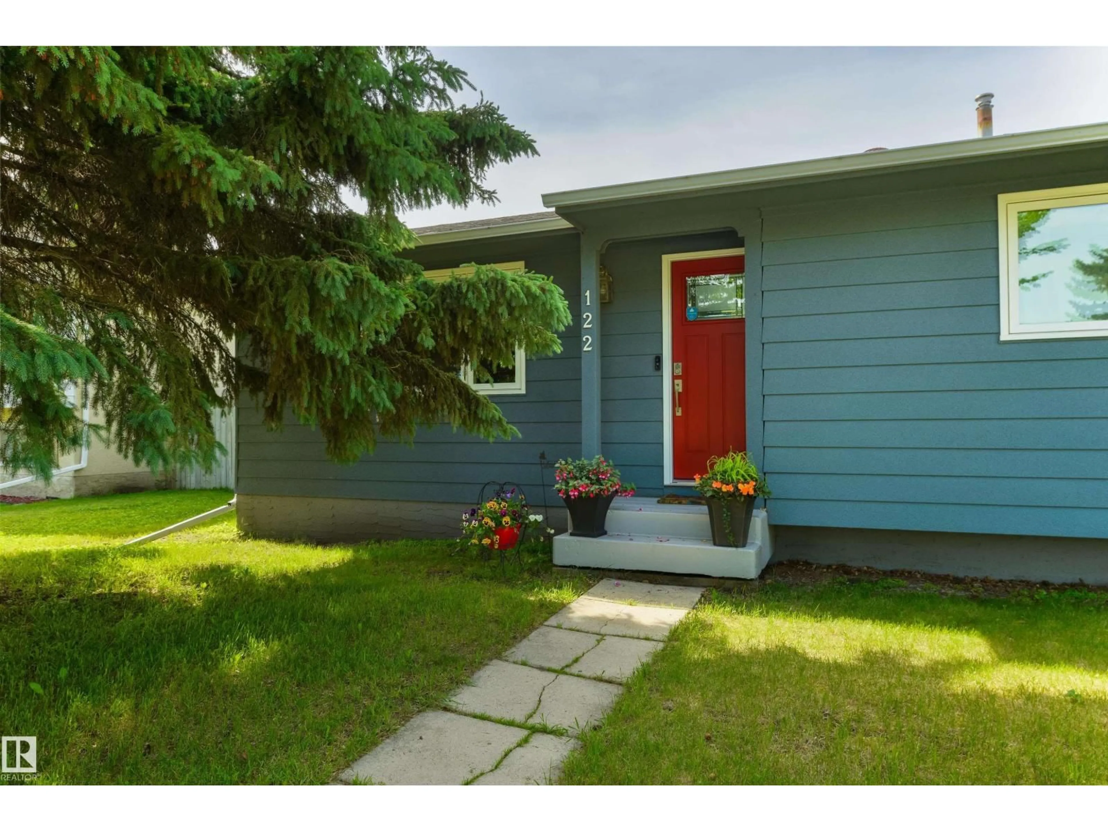 Home with vinyl exterior material, street for 122 BROOKWOOD DR, Spruce Grove Alberta T7X1G7