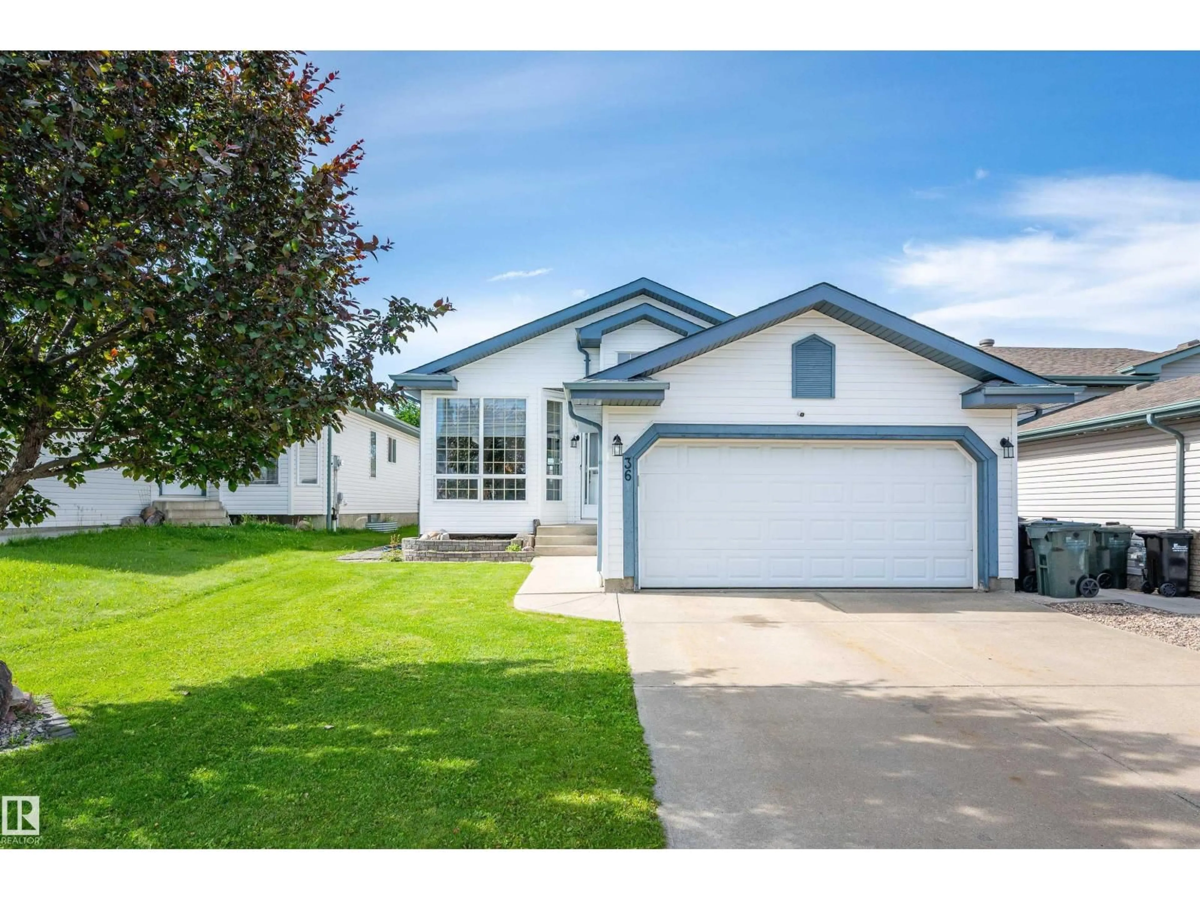 Home with vinyl exterior material, street for 36 DAWSON CR, Sherwood Park Alberta T8H1Z6