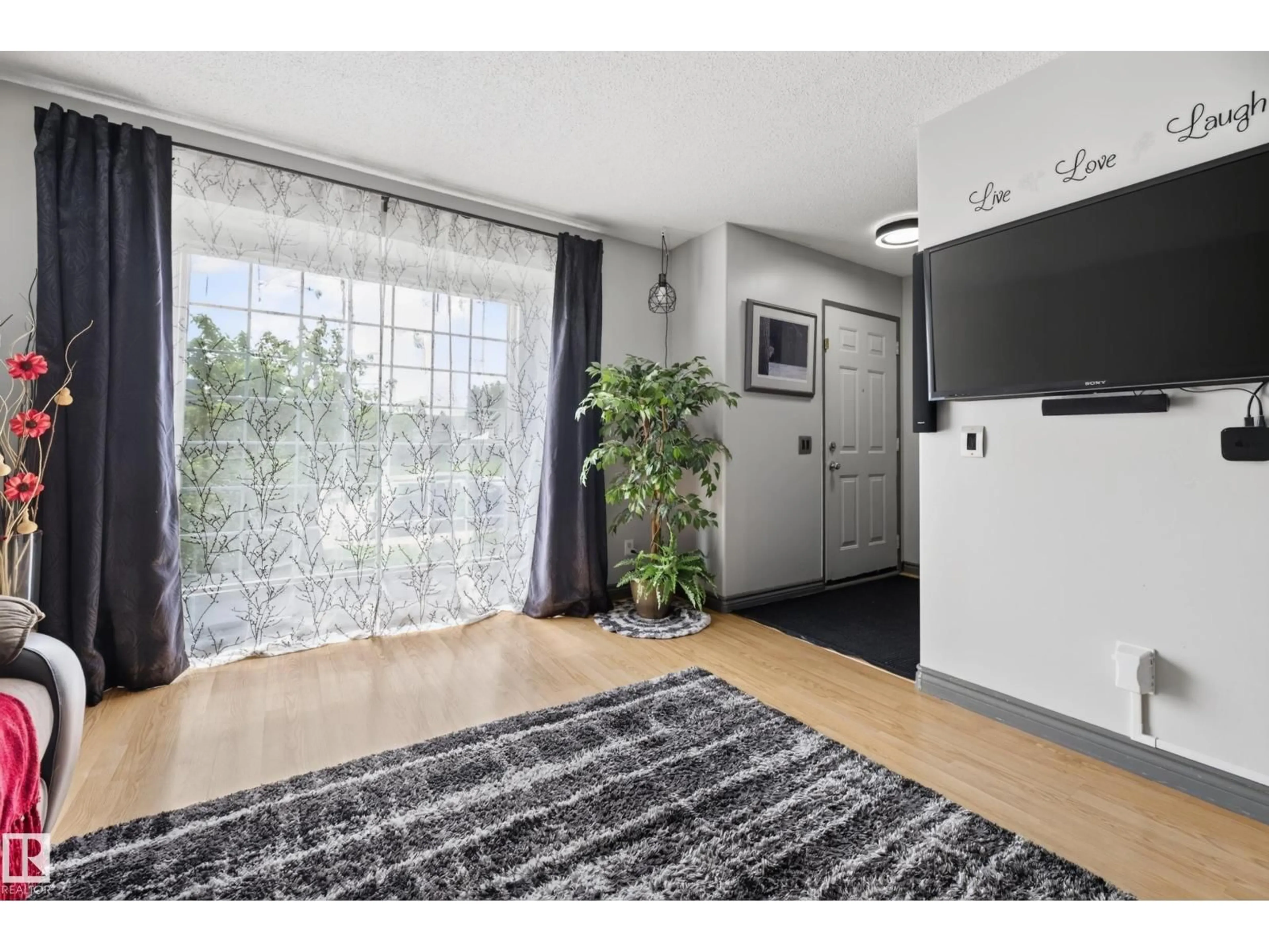 Indoor entryway for 135 HYNDMAN CR, Edmonton Alberta T5A4X6