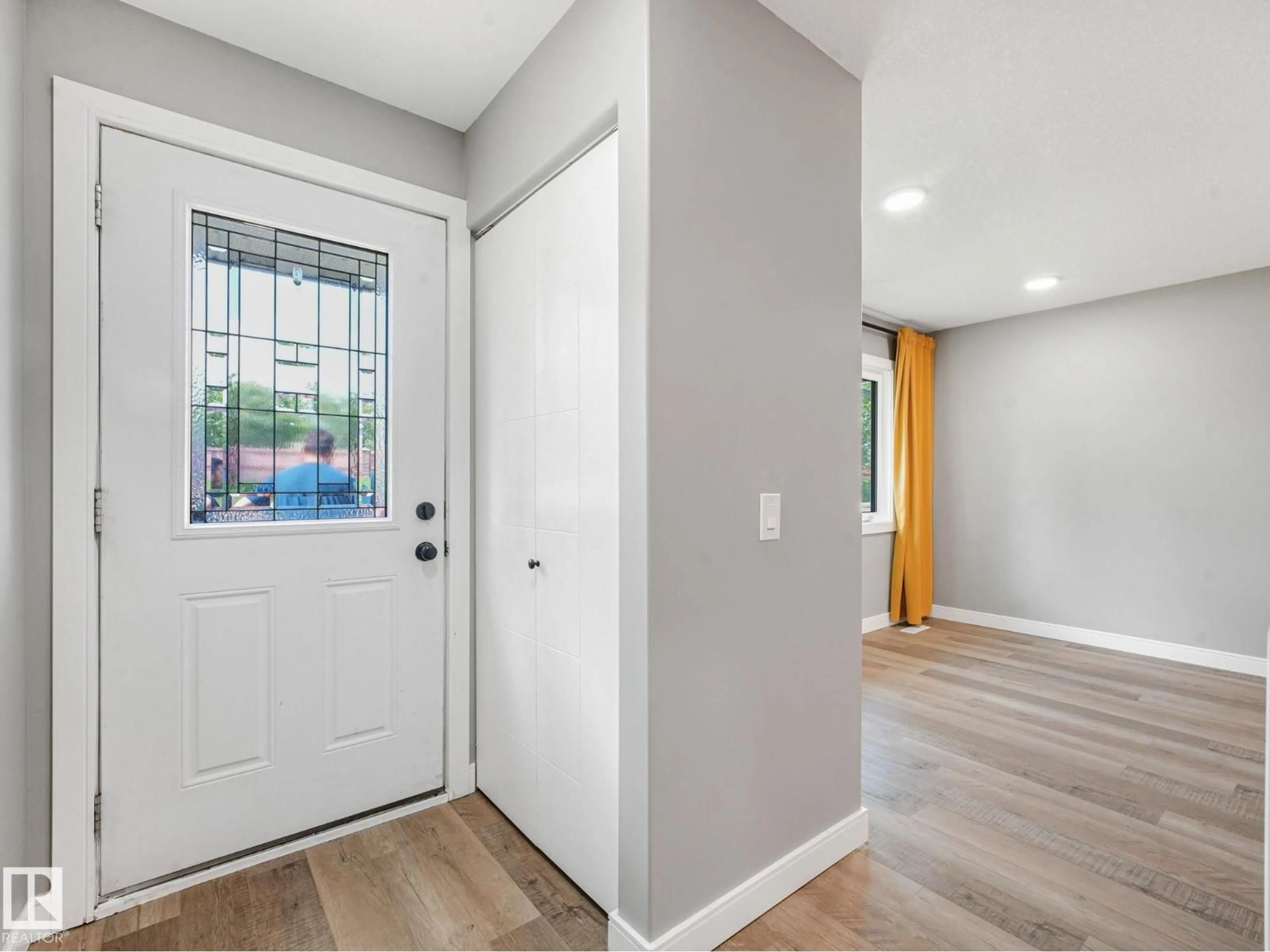 Indoor entryway for 5421 22 AV, Edmonton Alberta T6L4V1