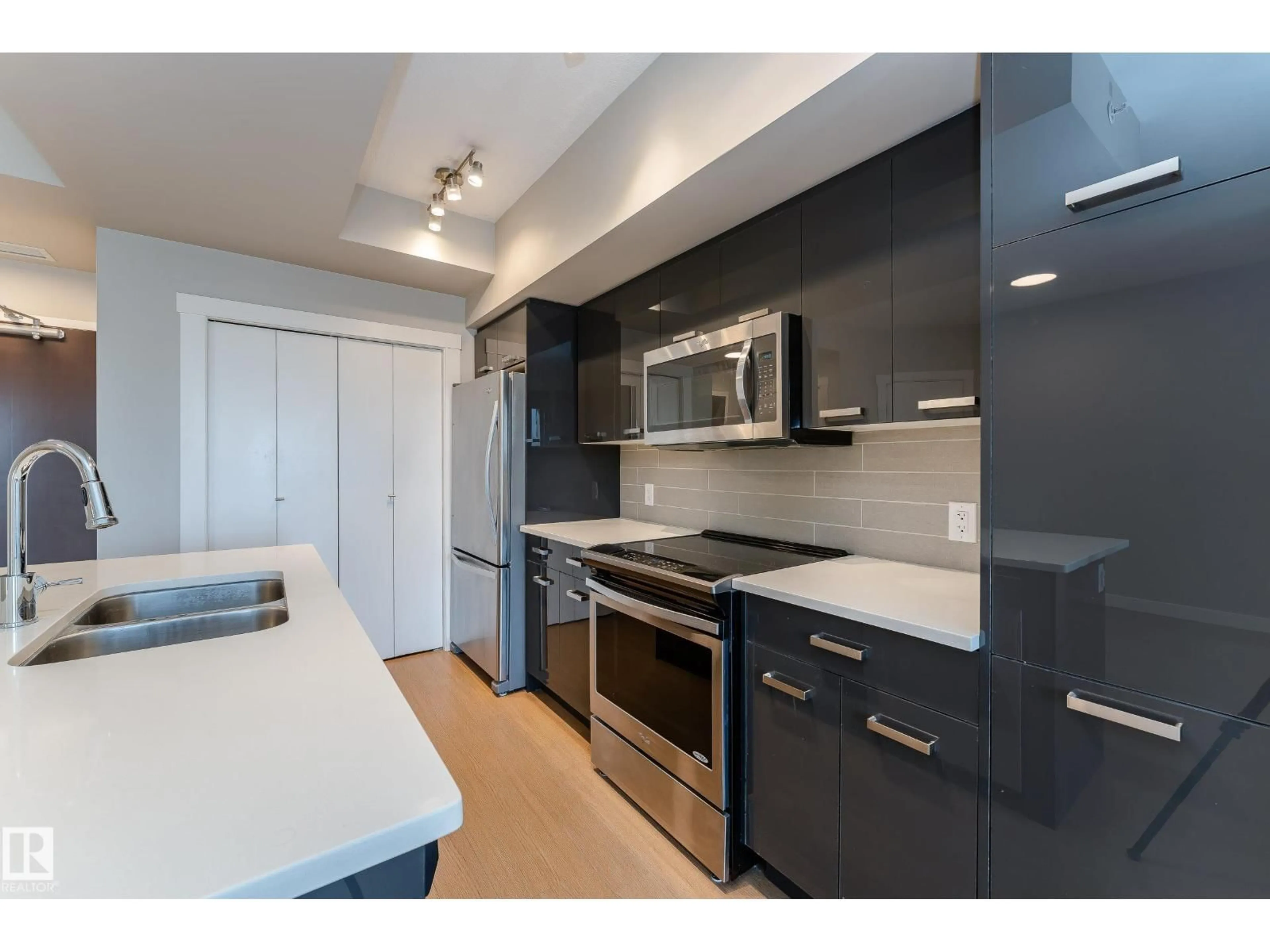 Standard kitchen, unknown for 1105 10410 102 NW, Edmonton Alberta T5J0E9