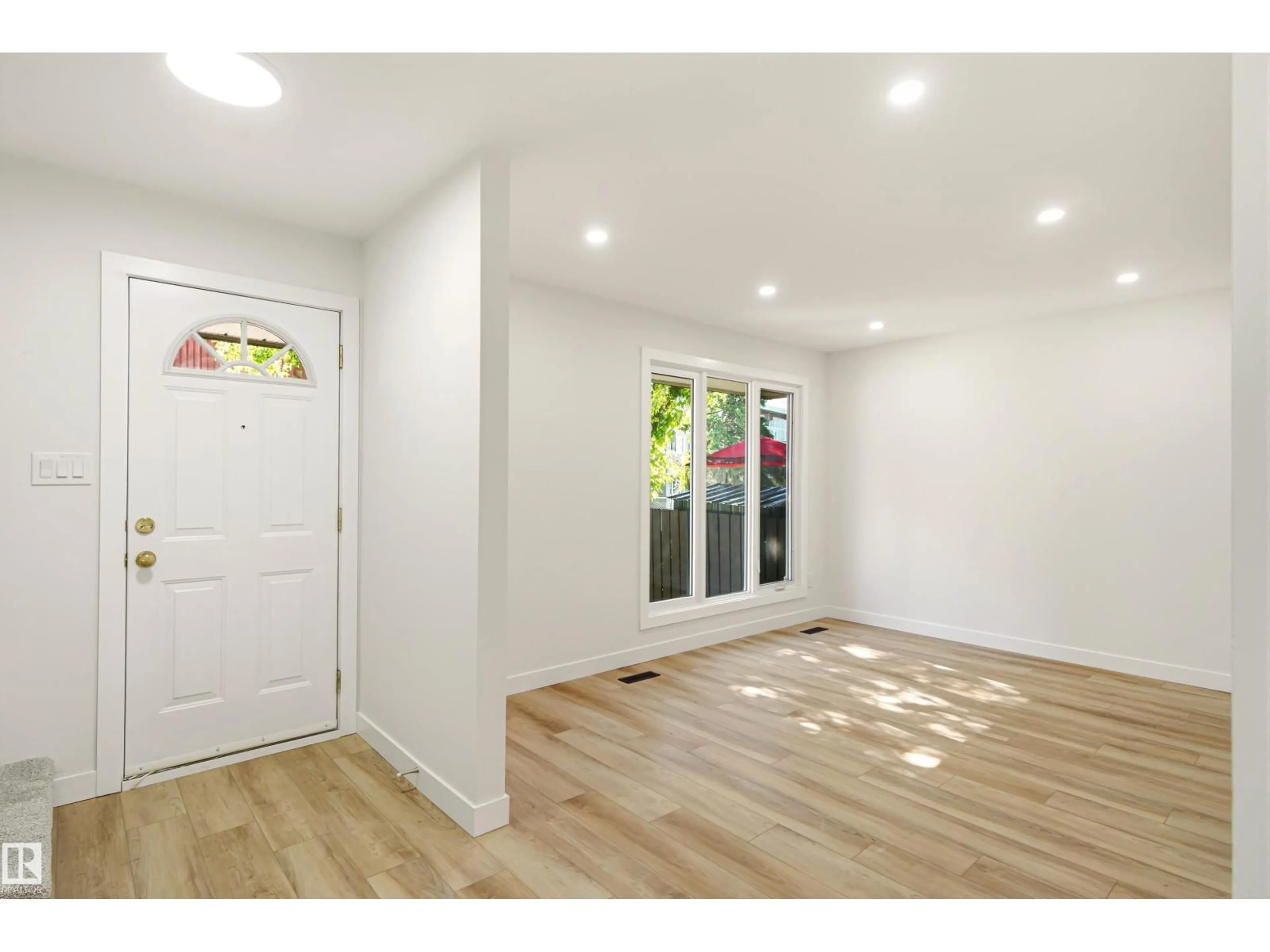 Indoor entryway for 18217 84 AV NW, Edmonton Alberta T5T1T7