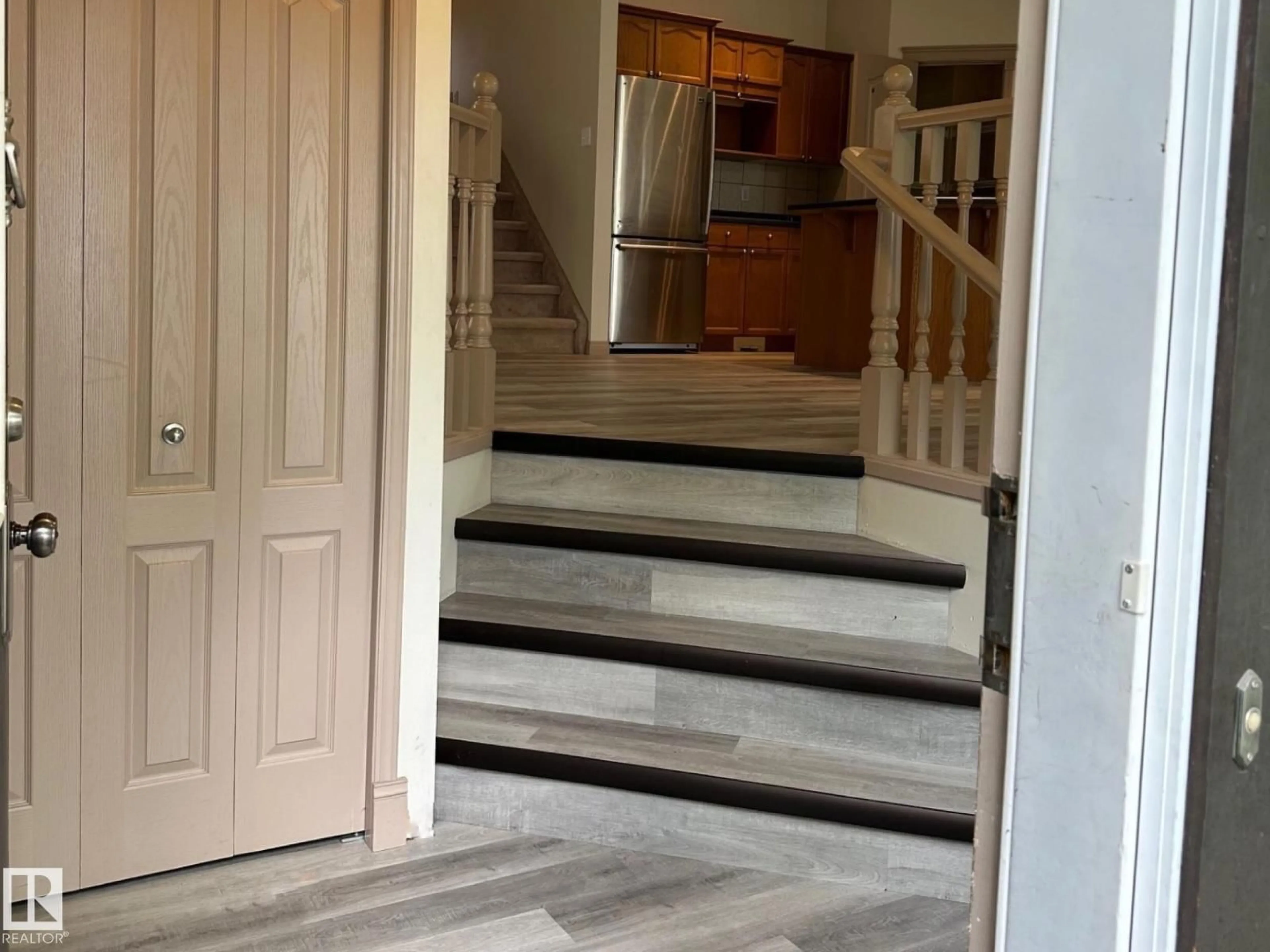 Indoor foyer for 1978 TOMLINSON GREEN GR, Edmonton Alberta T6R2R6