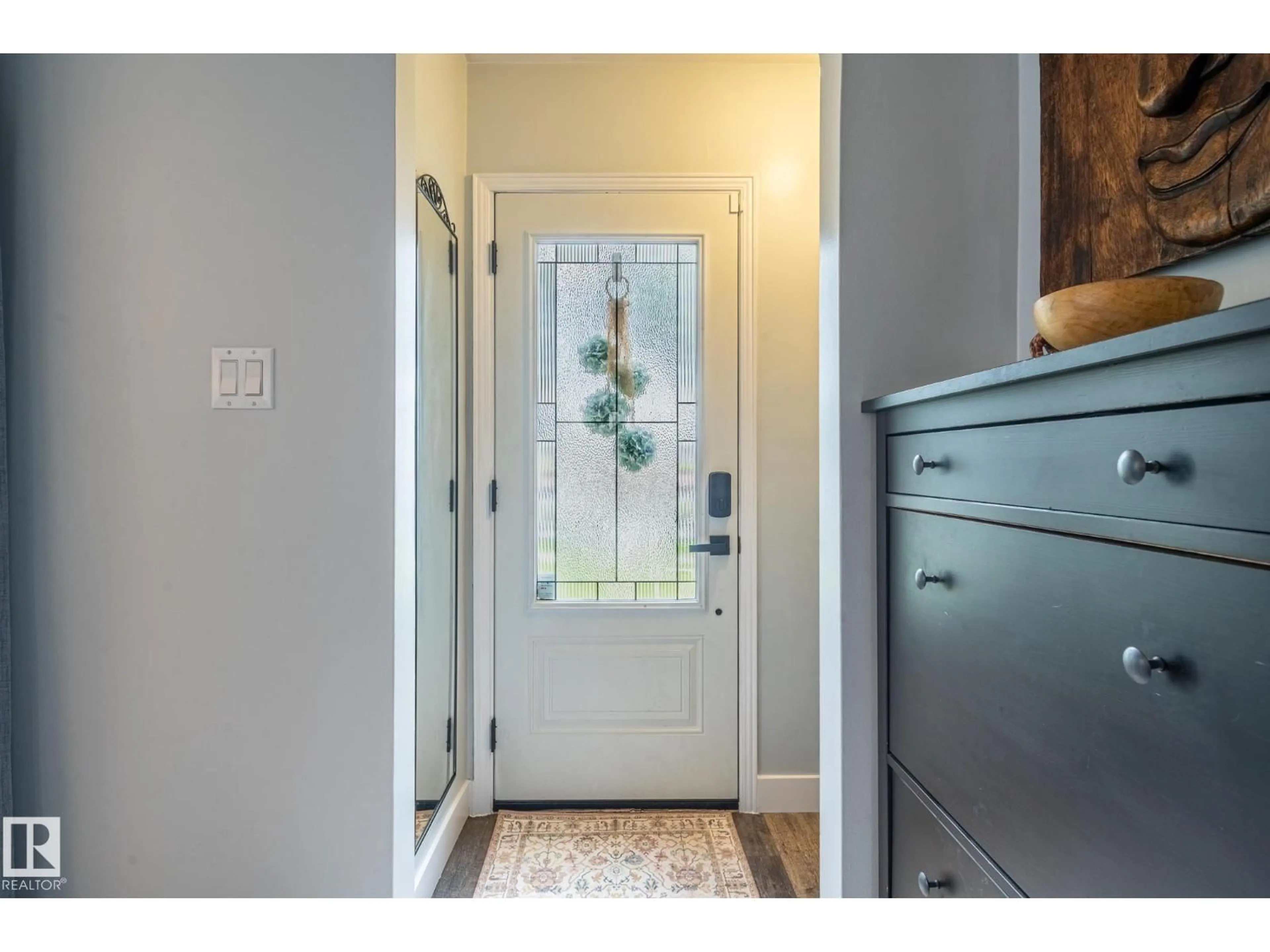 Indoor entryway for 13007 124 AV, Edmonton Alberta T5L2Z7