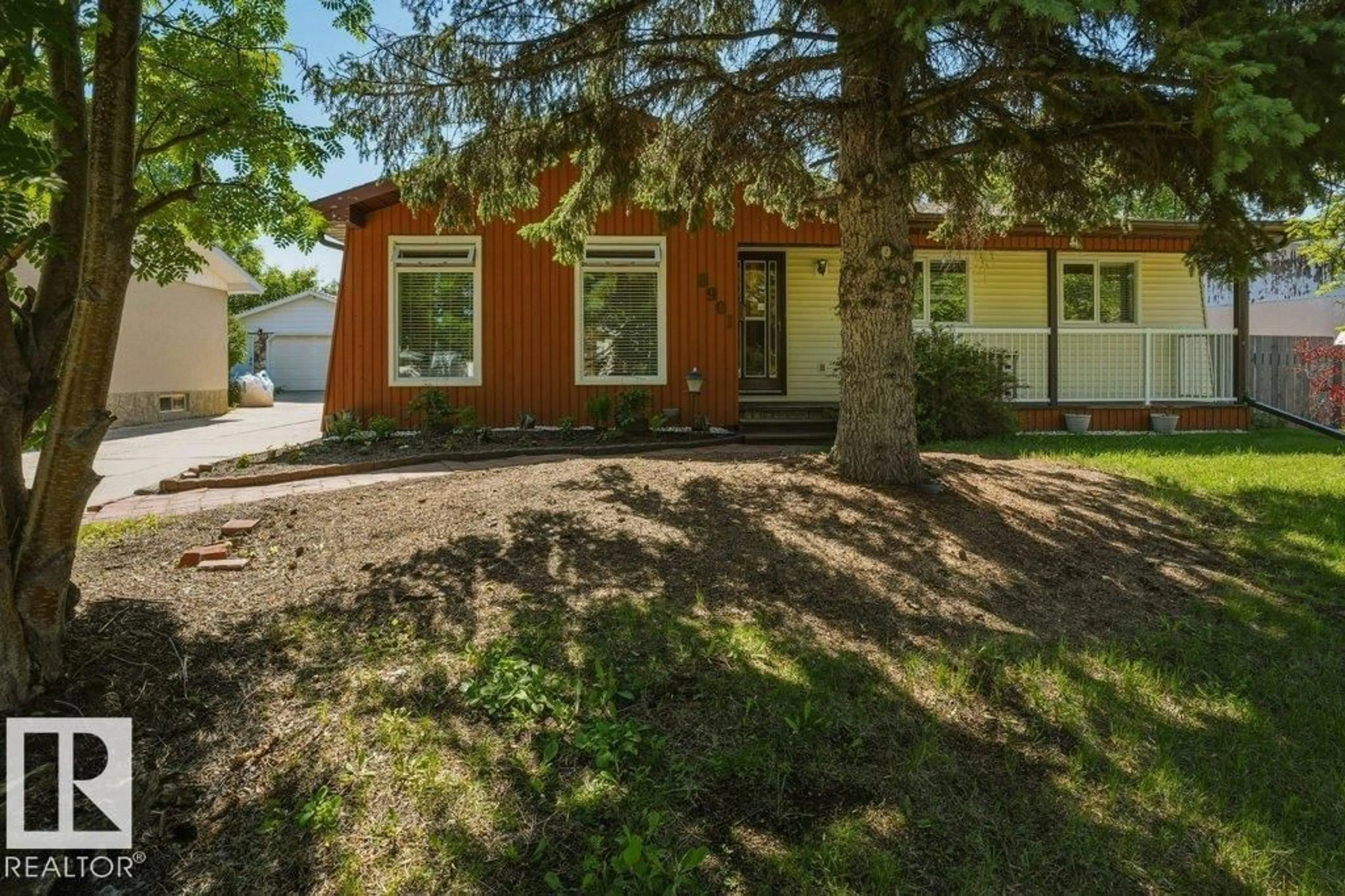 Home with vinyl exterior material, street for 8901 94 AV, Fort Saskatchewan Alberta T8L1B3