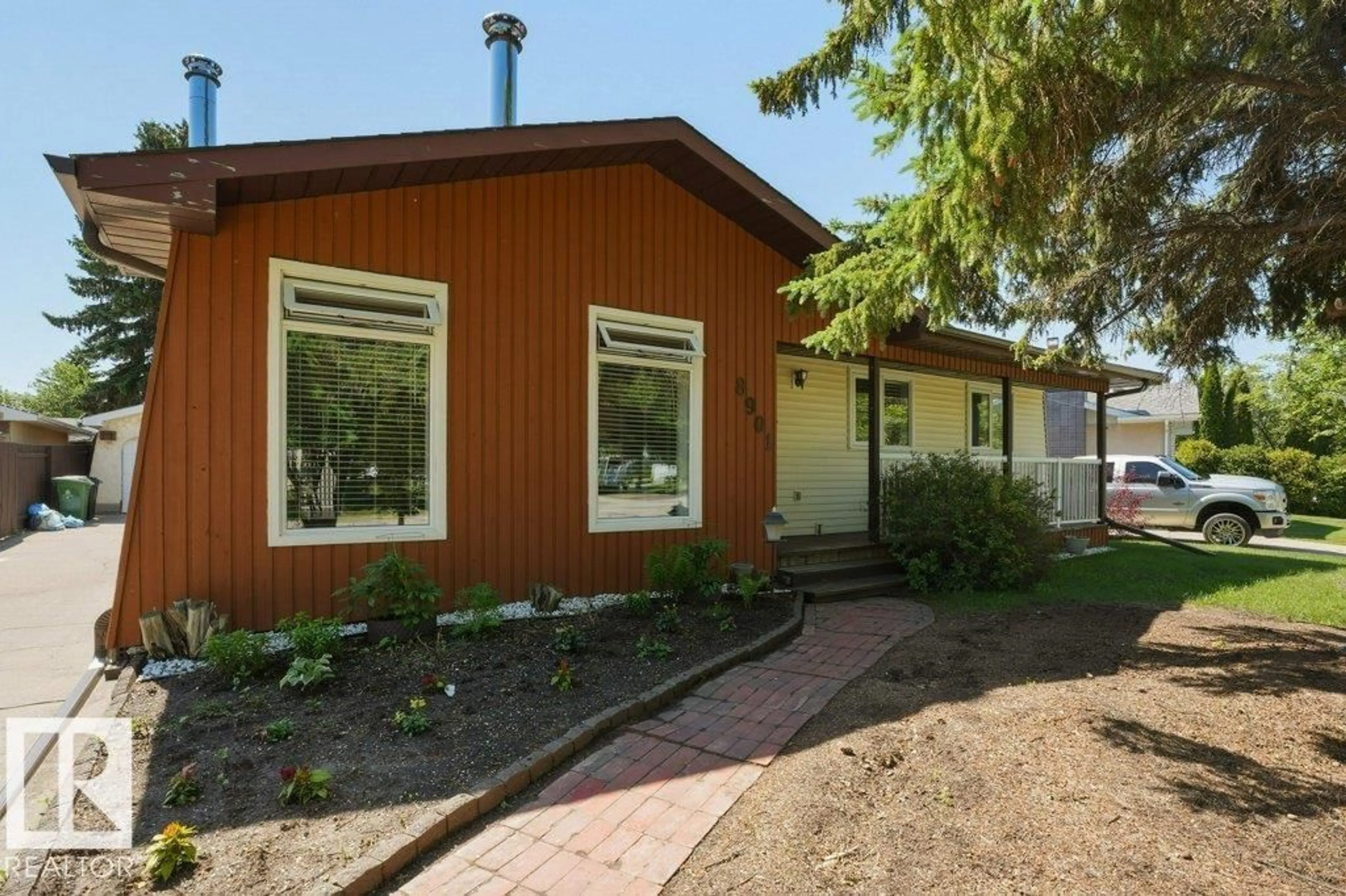 Home with vinyl exterior material, street for 8901 94 AV, Fort Saskatchewan Alberta T8L1B3