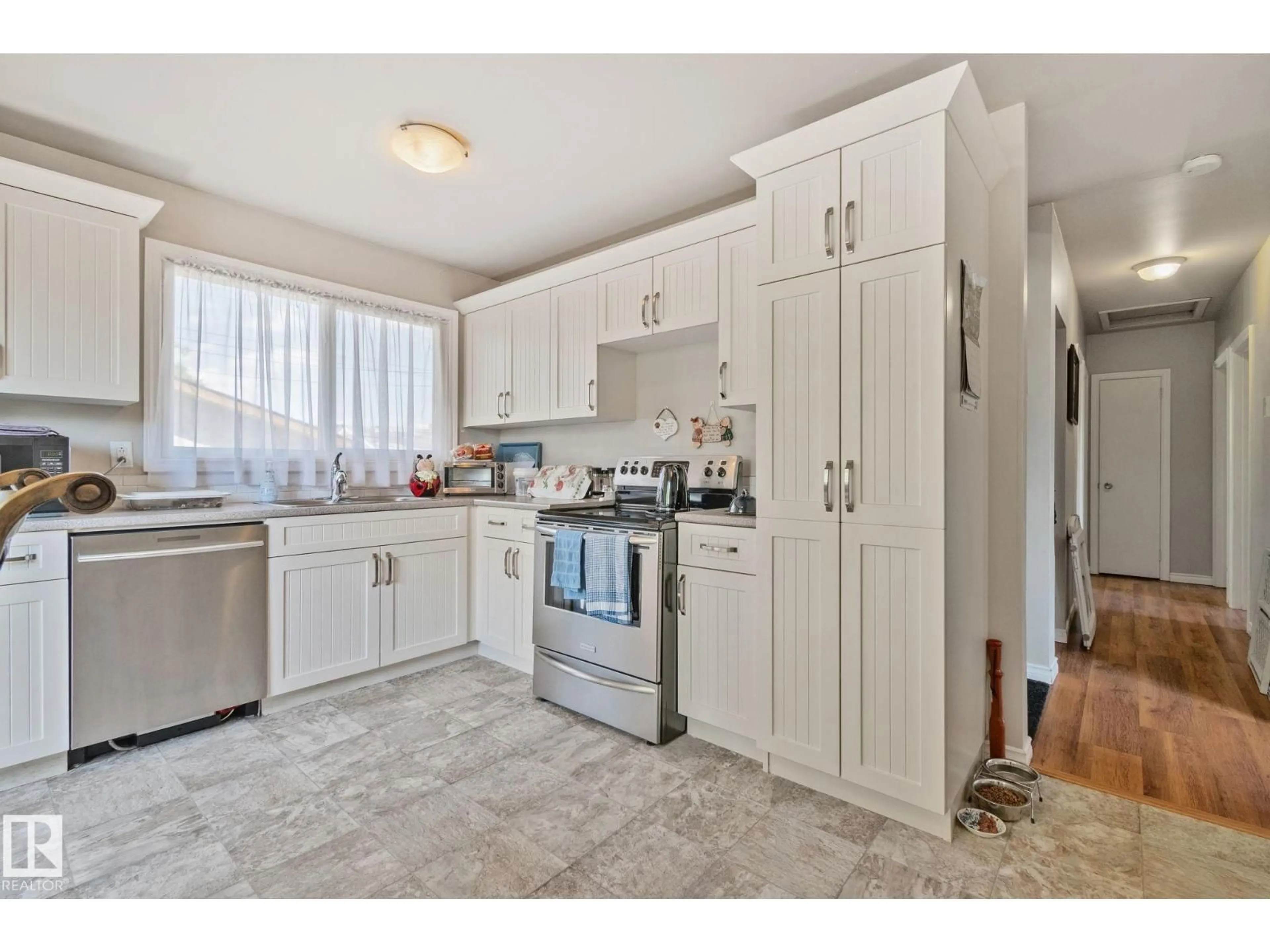 Standard kitchen, unknown for 4624 48 AV NW, Redwater Alberta T0A2W0