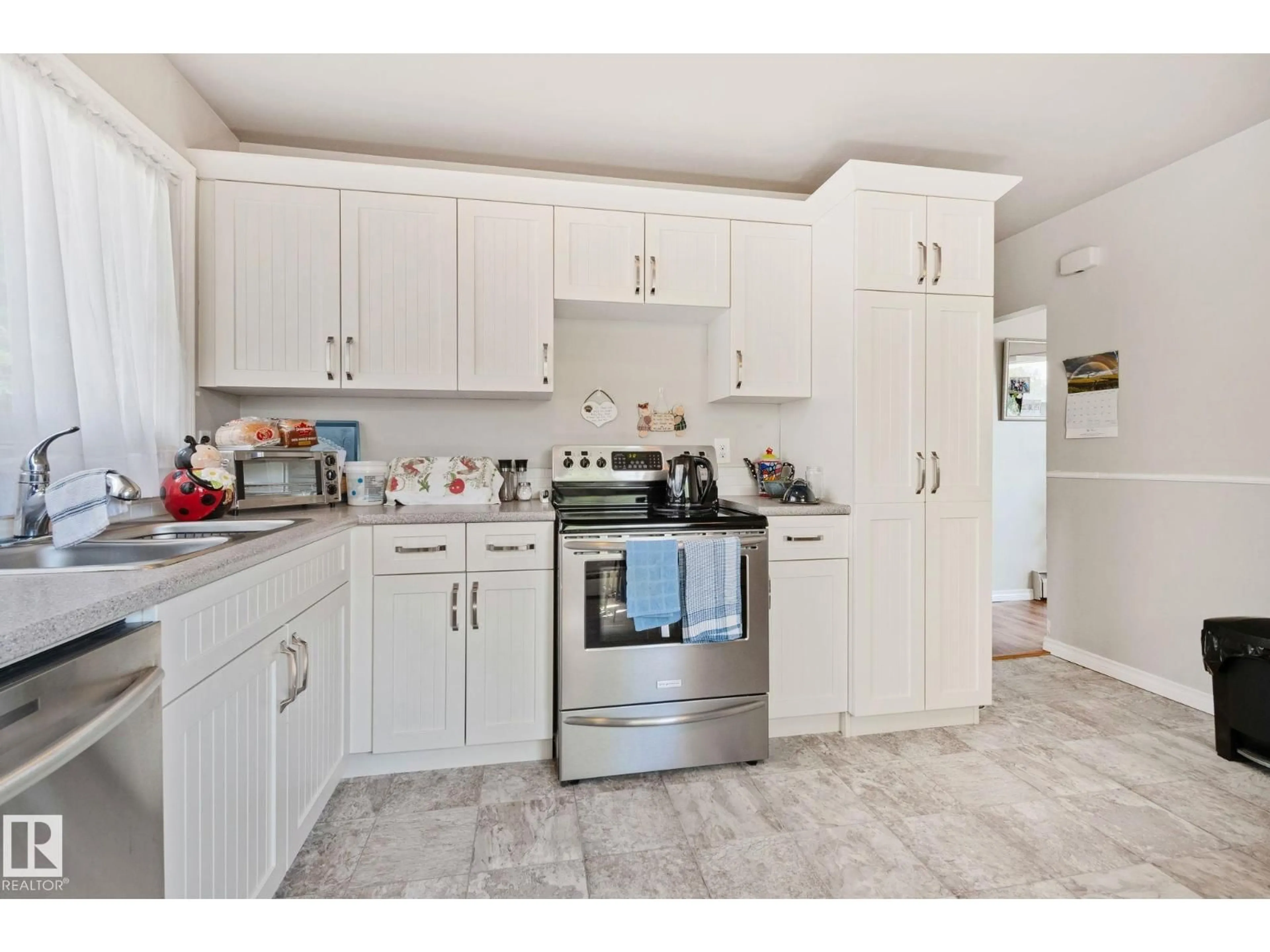 Standard kitchen, unknown for 4624 48 AV NW, Redwater Alberta T0A2W0